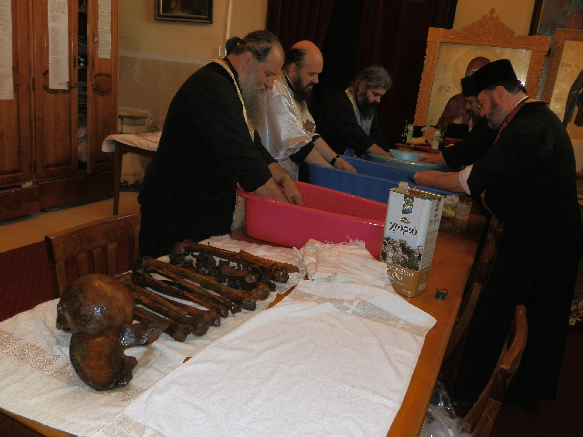 Osemintele Mitropolitului Iosif Naniescu, ctitorul Catedralei Mitropolitane din Iași, au fost scoase din mormânt