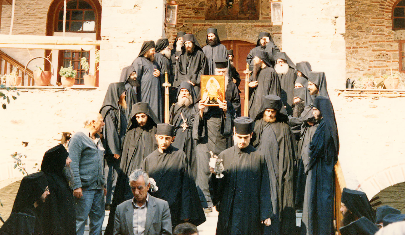 Părintele Efrem Filotheitul - la ieşirea din trapeza mănăstirii Filotheumănăstirii Filotheu (Foto: monahul Gavriil Filotheitul) Părintele Efrem Filotheitul