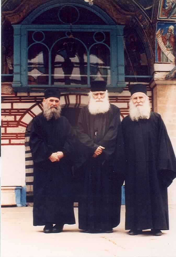 Părintele Efrem Filotheitul, părintele Efrem Katunakiotul şi părintele Iosif Vatopedinul la poarta mănăstirii Vatoped - Athos Părintele Efrem Filotheitul, părintele Efrem Katunakiotul şi părintele Iosif Vatopedinul
