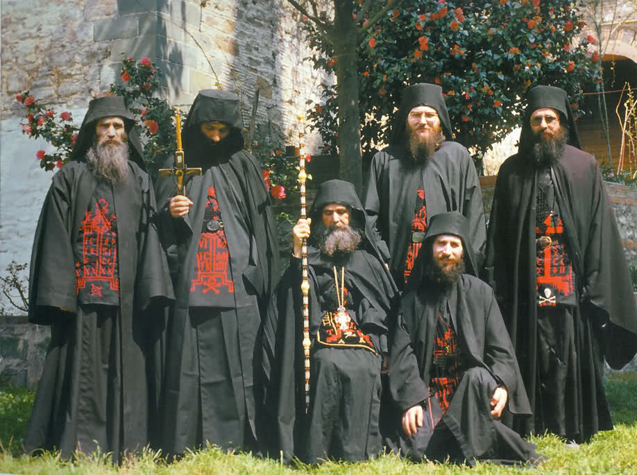 În anul 1984, la mănăstirea Filotheu, de la stânga la dreapta, sus: monahul Ioanichie Filotheitul, monahul Eftimie (stareţul chilie Sfântul Artemie - Provata), ieromonahul Dionisie Filotheitul (†), Ieromonahul Macarie (stareţul chiliei Marouda - Kareia), iar jos: părintele Efrem Filotheitul şi arhimandritul Teofan (proigumenul Mănăstirii Iviron) Părintele Efrem Filotheitul