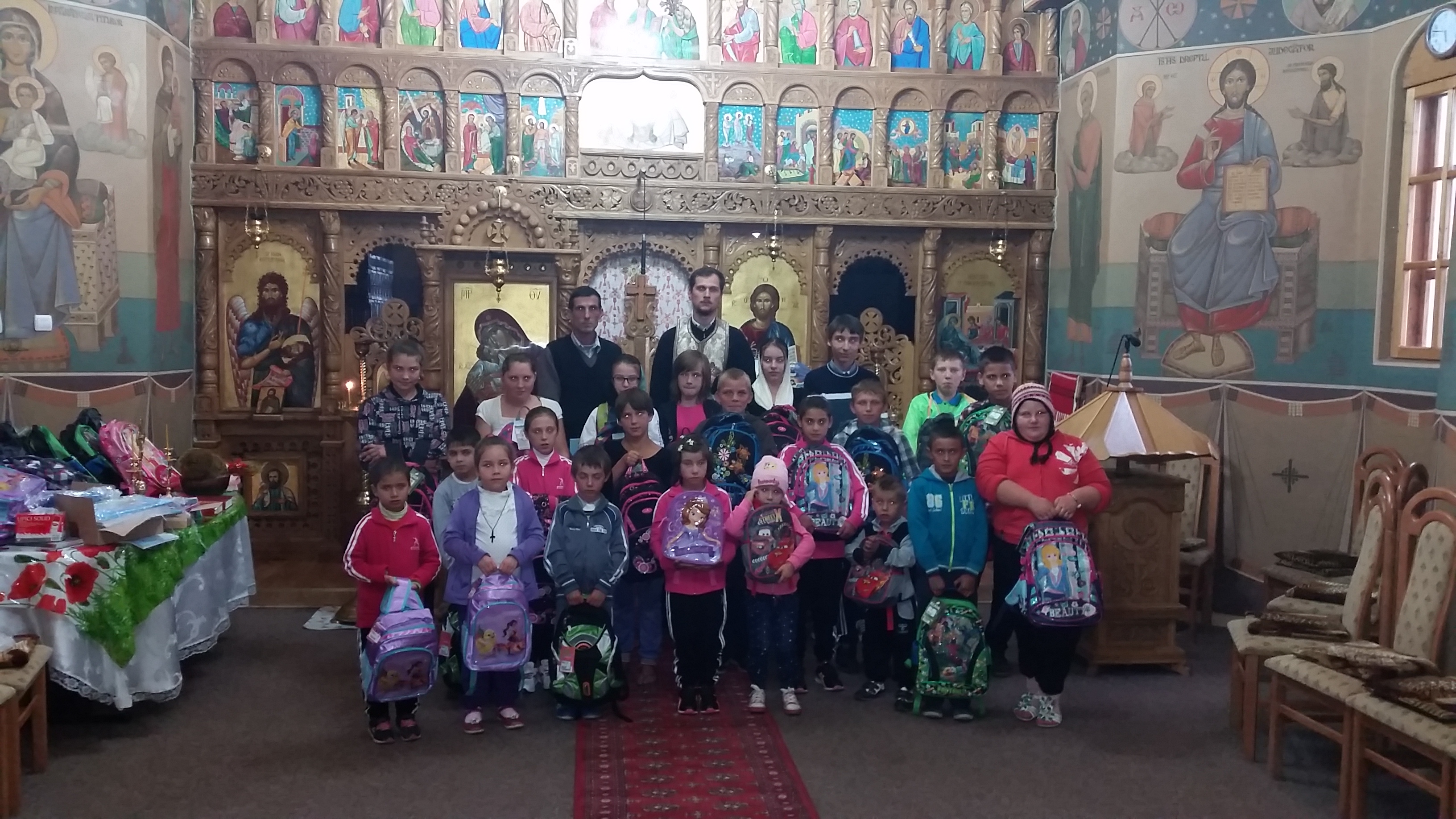 Daruri la început de an școlar, în Parohia „Naşterea Sfântului Ioan Botezătorul” din Poiana-Brăeşti