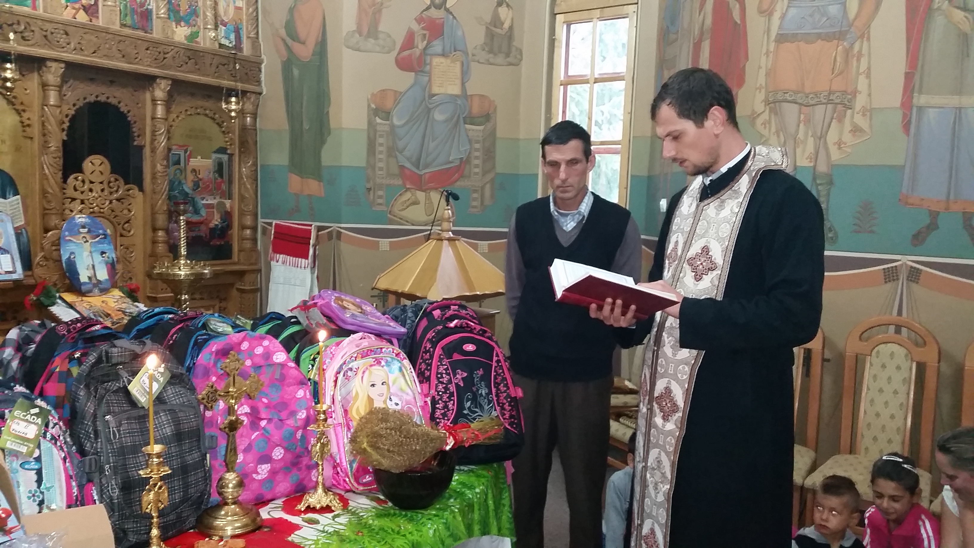 Daruri la început de an școlar, în Parohia „Naşterea Sfântului Ioan Botezătorul” din Poiana-Brăeşti