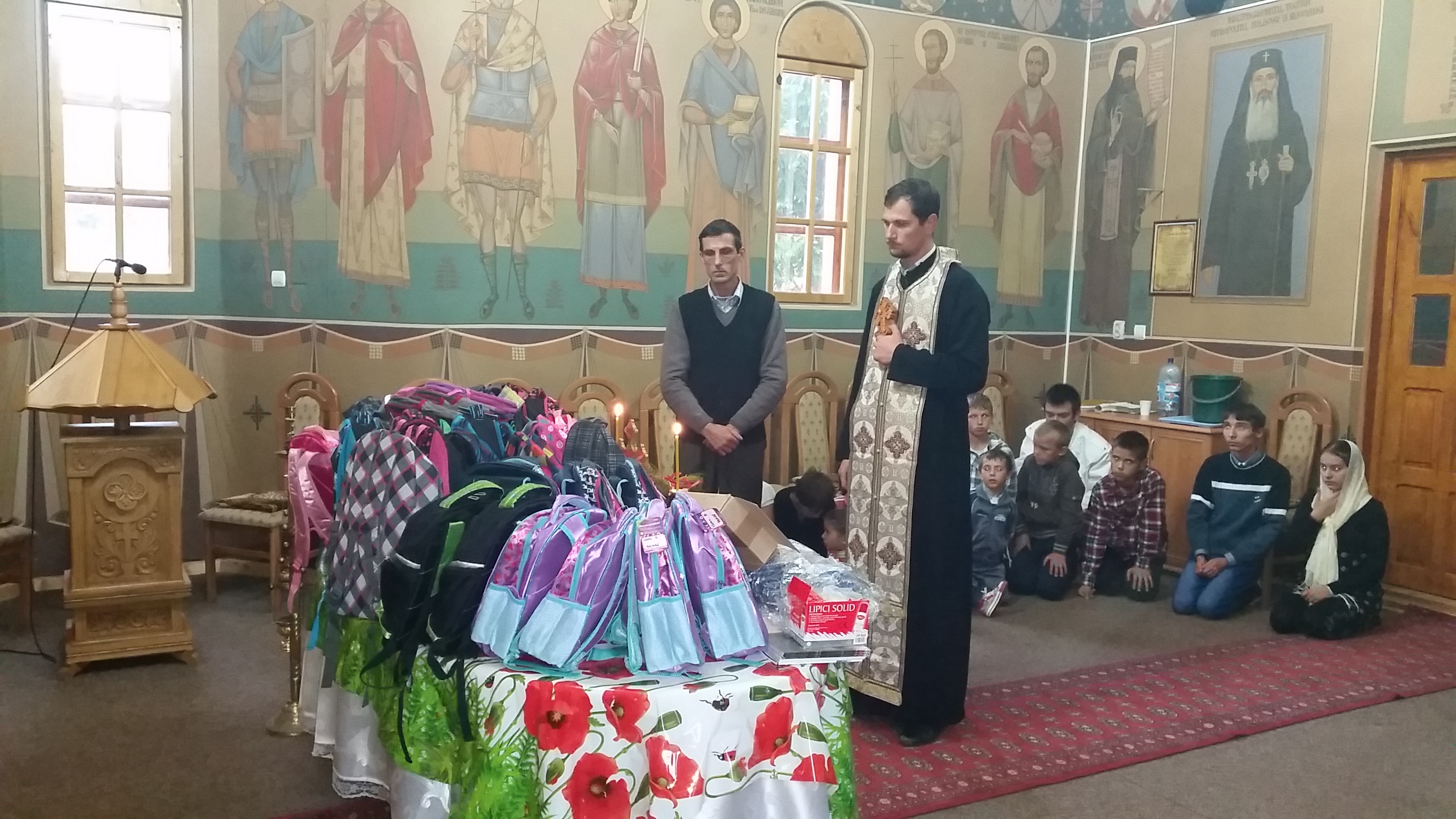 Daruri la început de an școlar, în Parohia „Naşterea Sfântului Ioan Botezătorul” din Poiana-Brăeşti