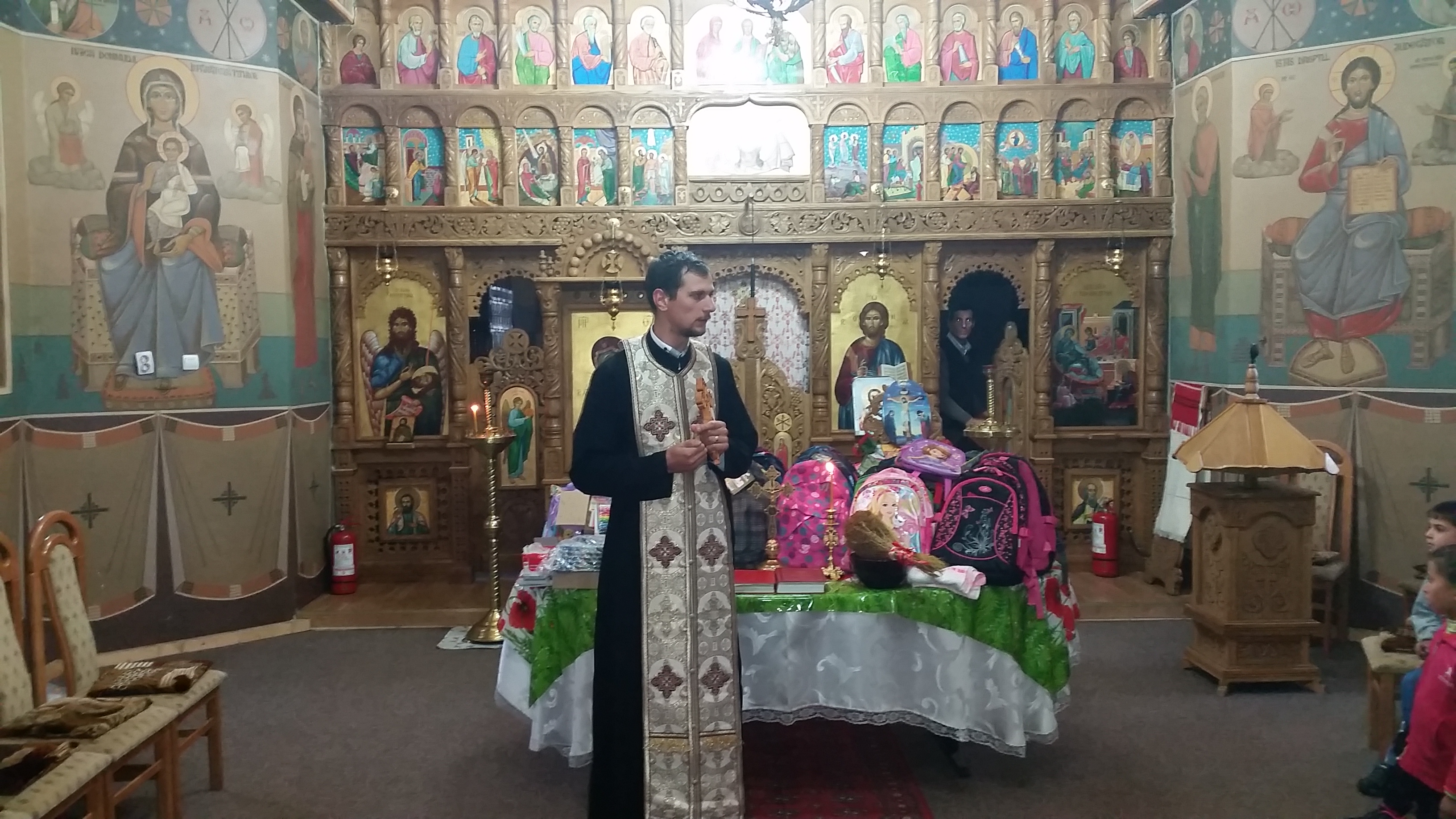 Daruri la început de an școlar, în Parohia „Naşterea Sfântului Ioan Botezătorul” din Poiana-Brăeşti