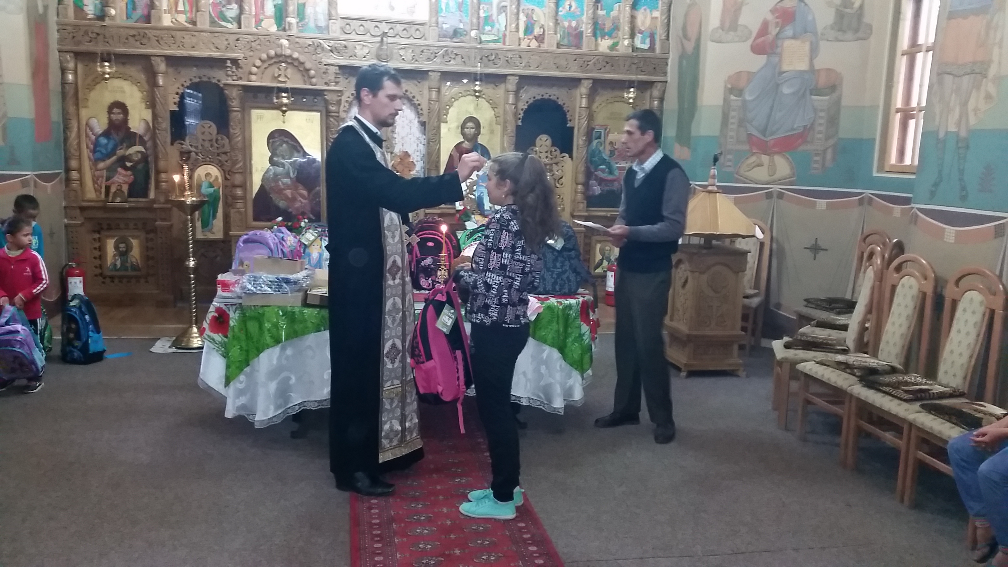 Daruri la început de an școlar, în Parohia „Naşterea Sfântului Ioan Botezătorul” din Poiana-Brăeşti