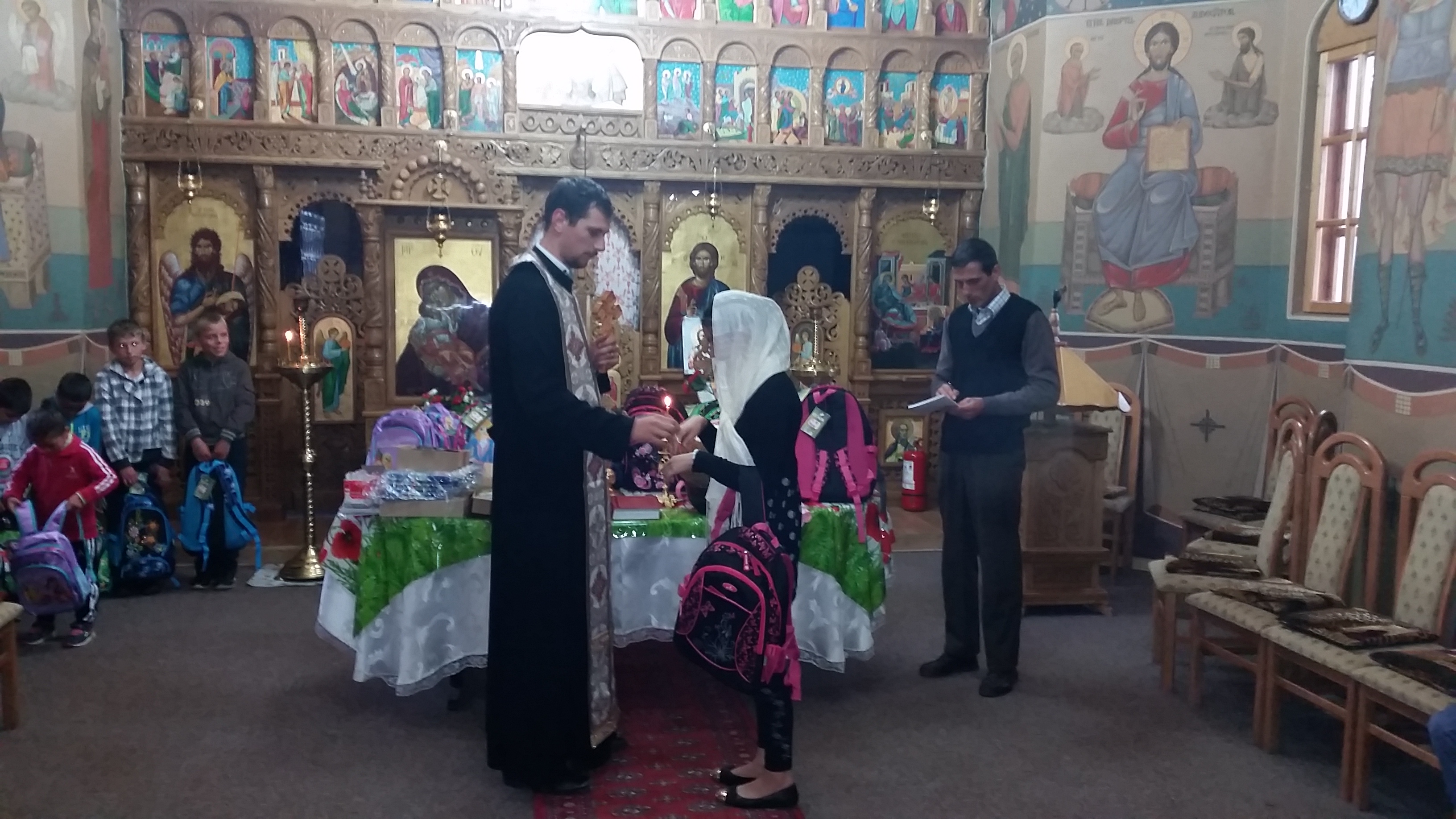 Daruri la început de an școlar, în Parohia „Naşterea Sfântului Ioan Botezătorul” din Poiana-Brăeşti