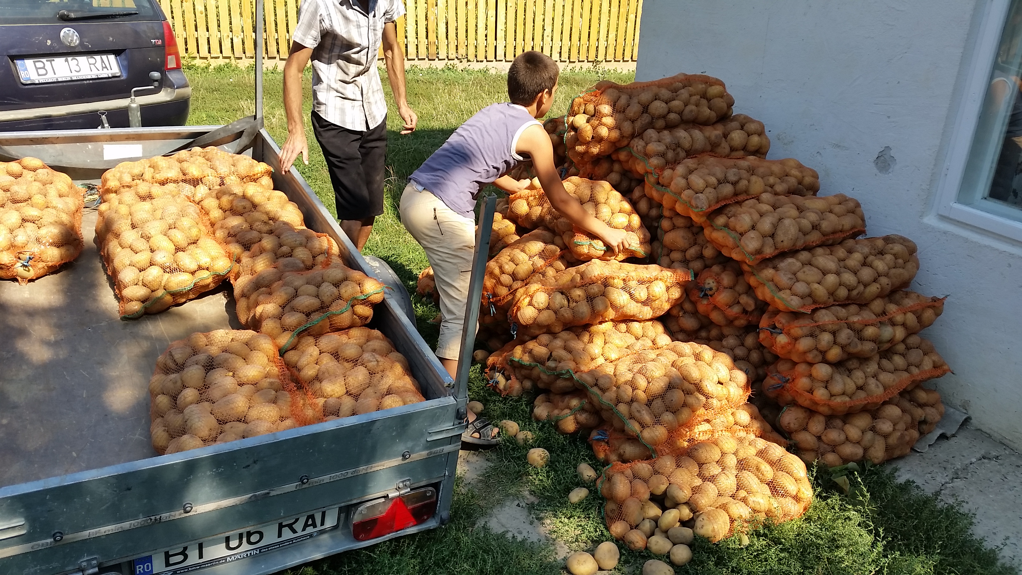 Daruri la început de an școlar, în Parohia „Naşterea Sfântului Ioan Botezătorul” din Poiana-Brăeşti