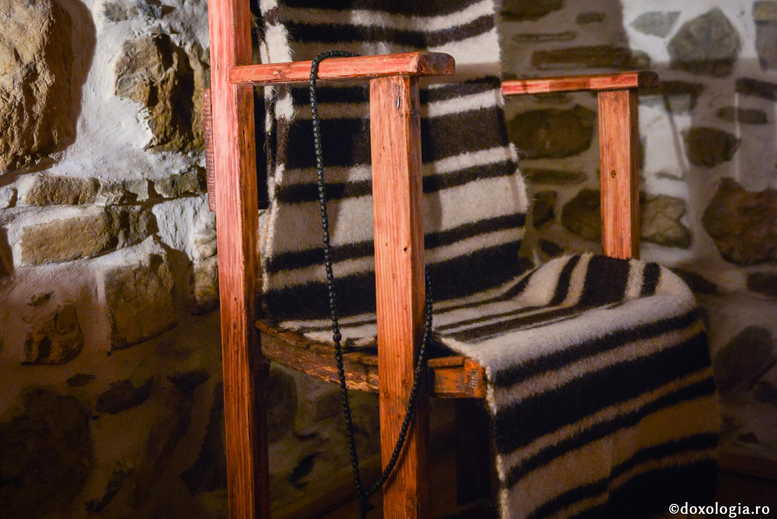 metanier pe scaun de lemn