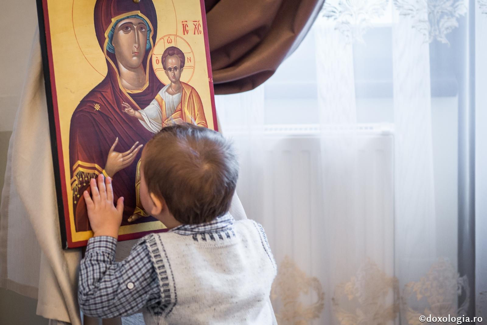 Mamelor, învățați-i pe prunci să se roage! / Foto: Oana Nechifor copil sărutând icoana Maicii Domnului