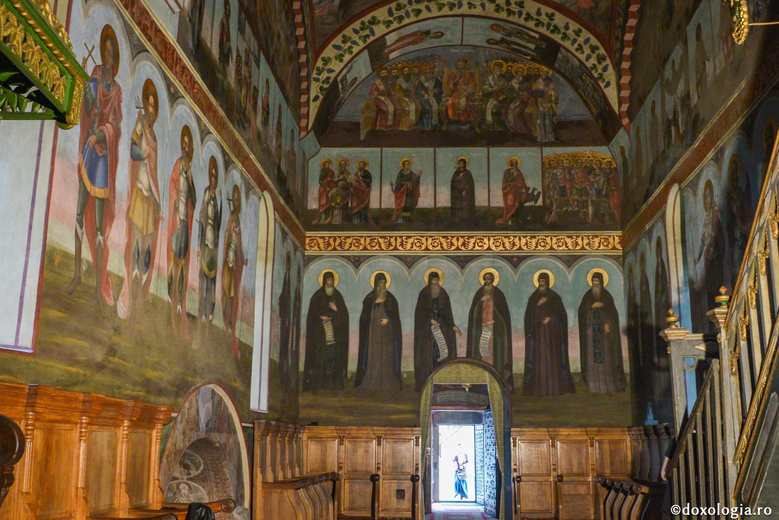 Imitați corul Sfinților și urmați exemplul Sfinților Părinți! / Foto: Oana Nechifor interior biserică