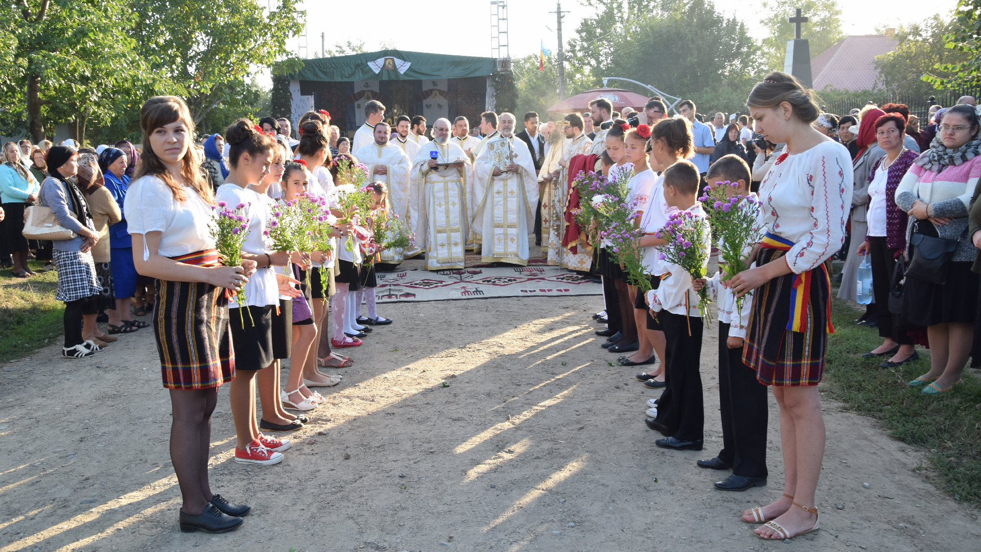 Sfințire de biserică în localitatea Zaboloteni, comuna Trifești