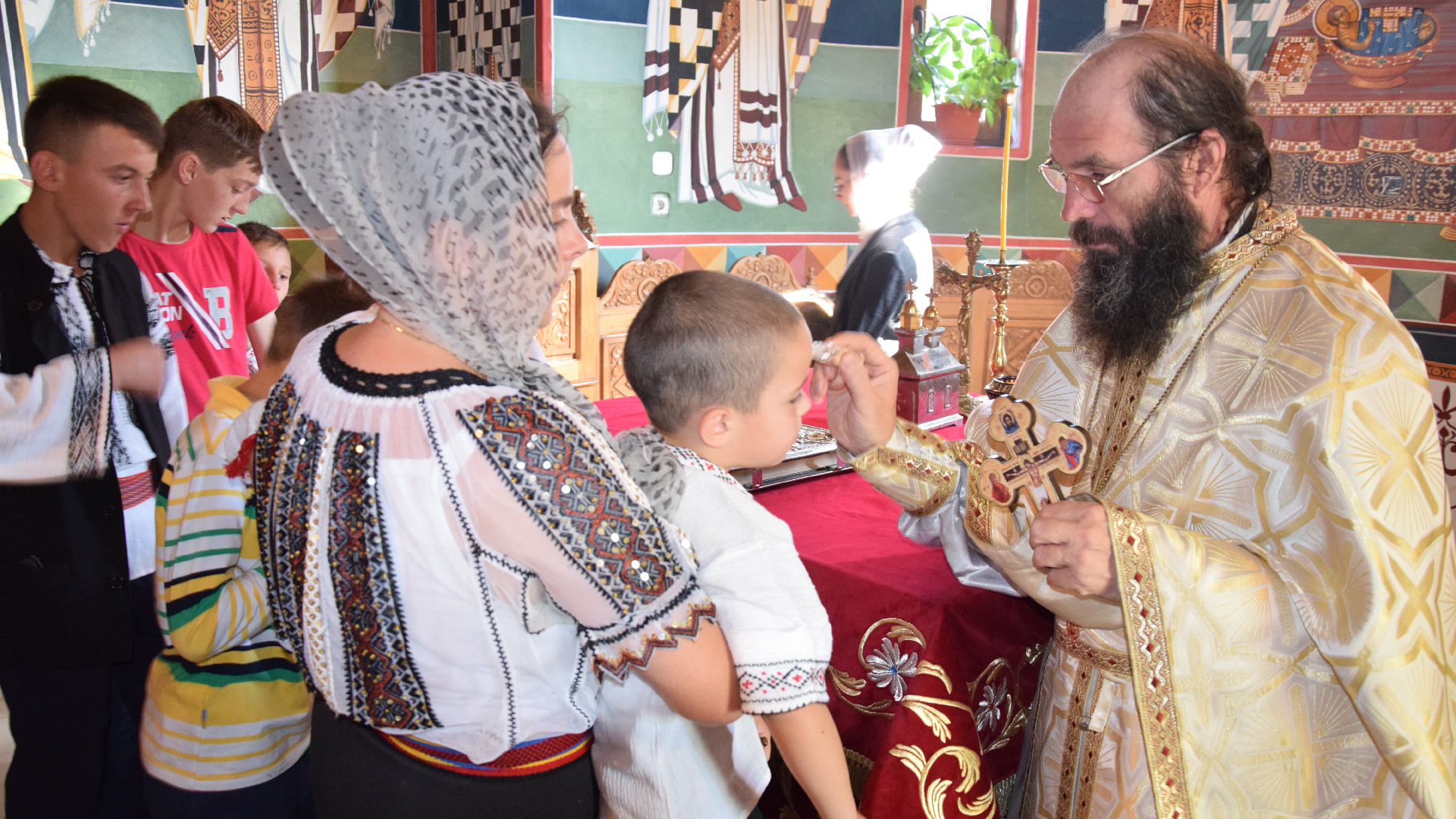 Sfințire de biserică în localitatea Zaboloteni, comuna Trifești