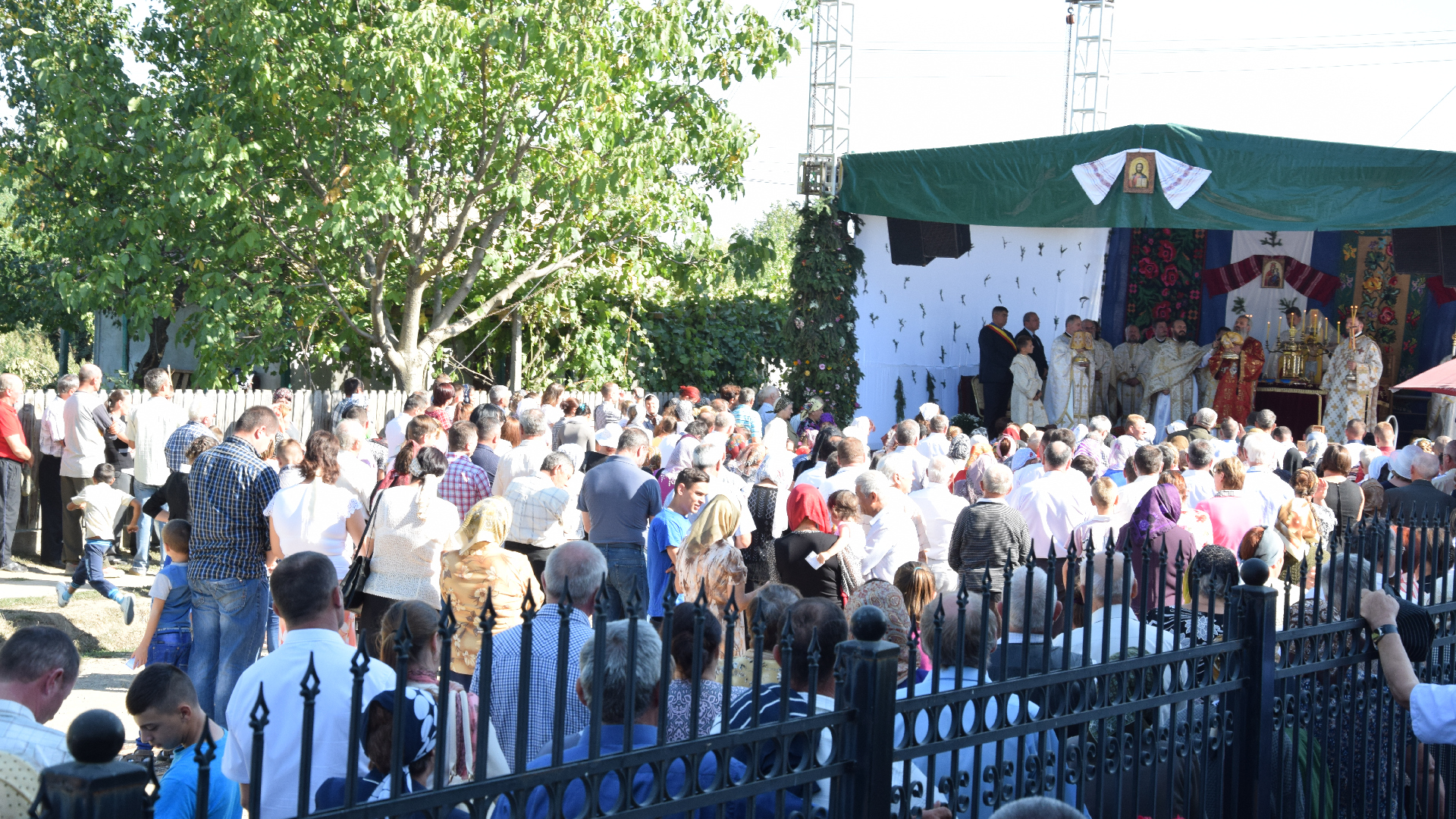 Sfințire de biserică în localitatea Zaboloteni, comuna Trifești