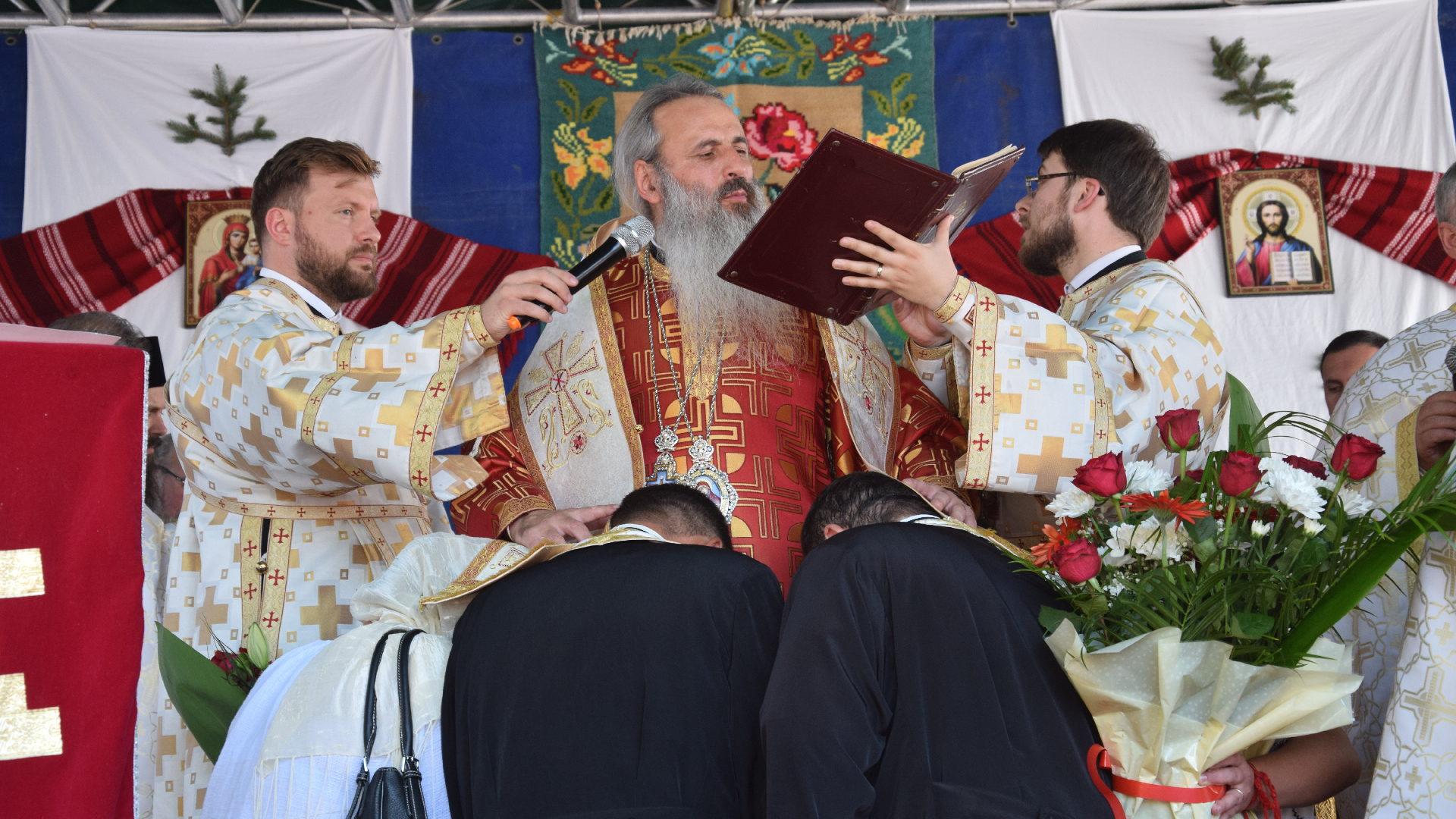 Sfințire de biserică în localitatea Zaboloteni, comuna Trifești