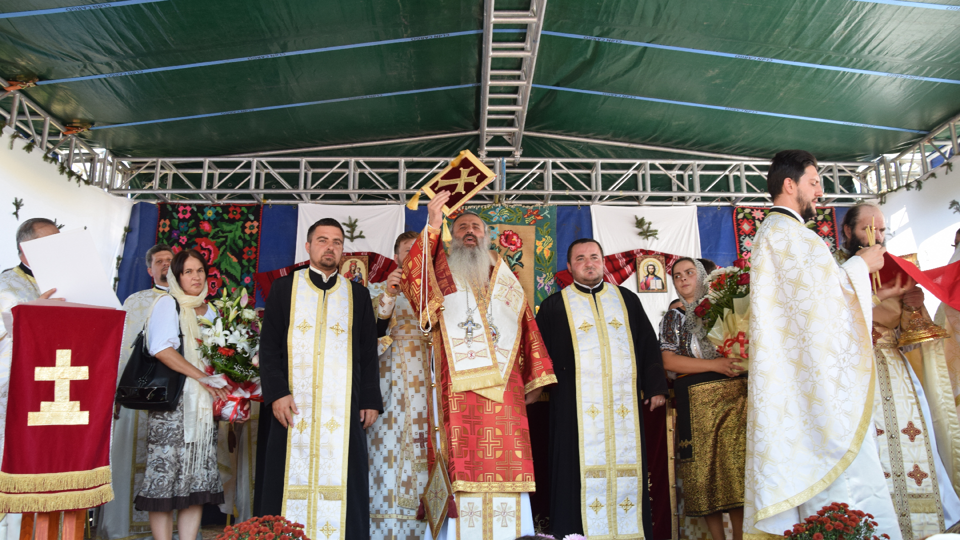 Sfințire de biserică în localitatea Zaboloteni, comuna Trifești