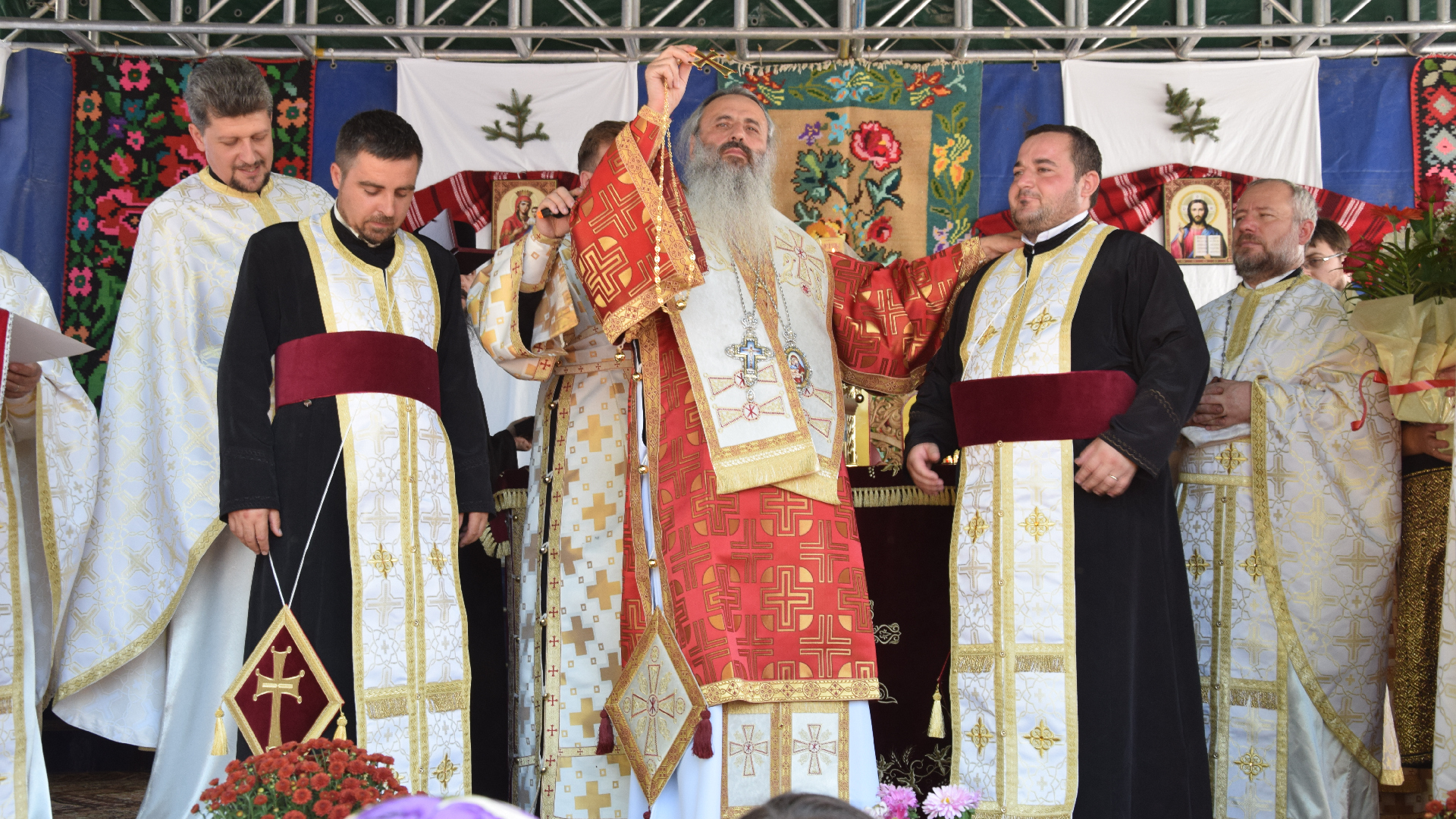 Sfințire de biserică în localitatea Zaboloteni, comuna Trifești