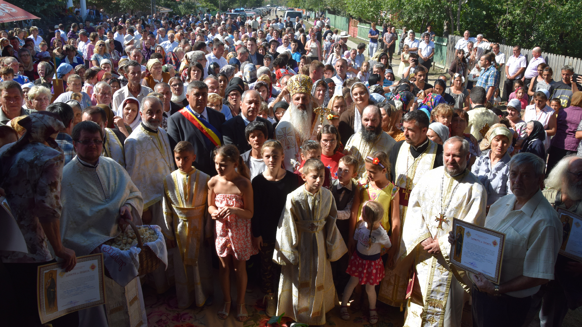 Sfințire de biserică în localitatea Zaboloteni, comuna Trifești