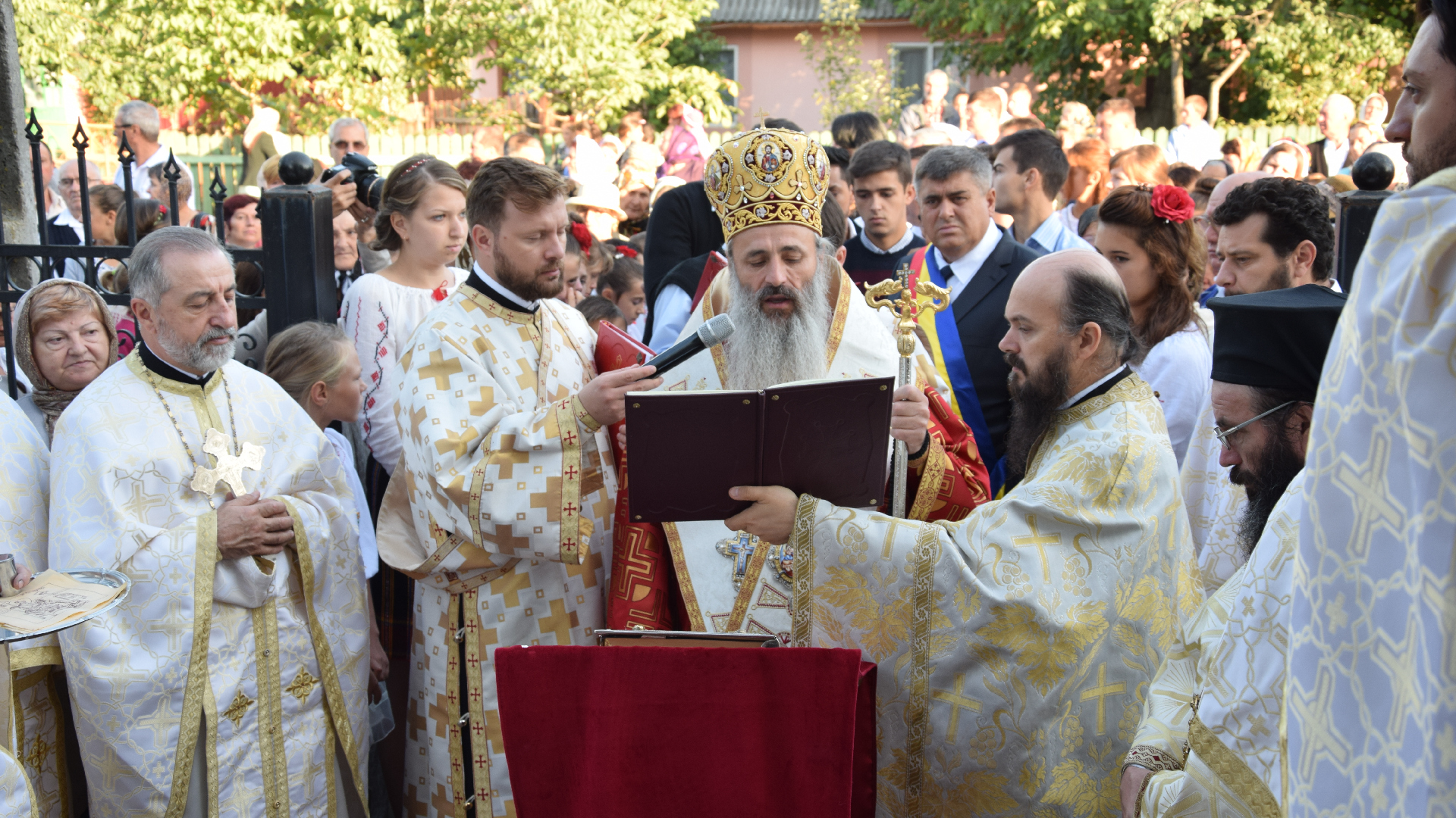 Sfințire de biserică în localitatea Zaboloteni, comuna Trifești