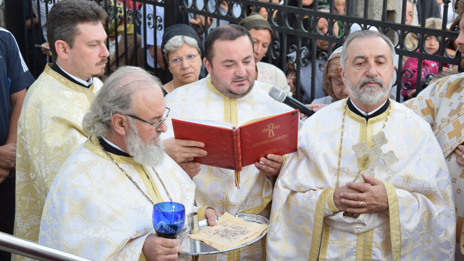 Sfințire de biserică în localitatea Zaboloteni, comuna Trifești