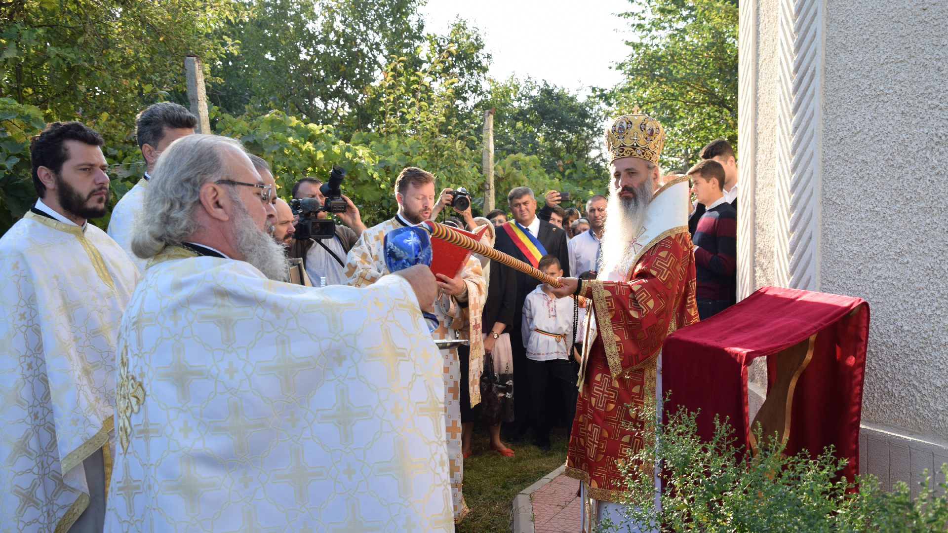 Sfințire de biserică în localitatea Zaboloteni, comuna Trifești