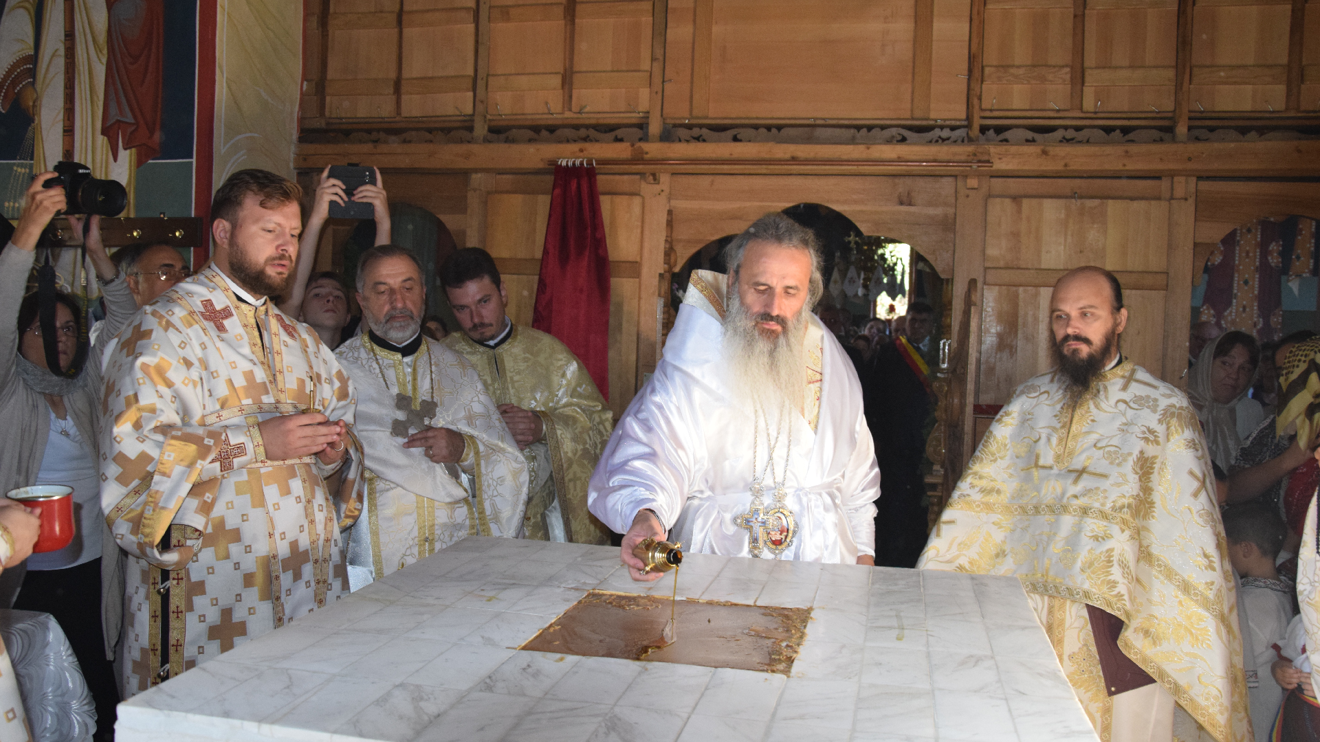 Sfințire de biserică în localitatea Zaboloteni, comuna Trifești