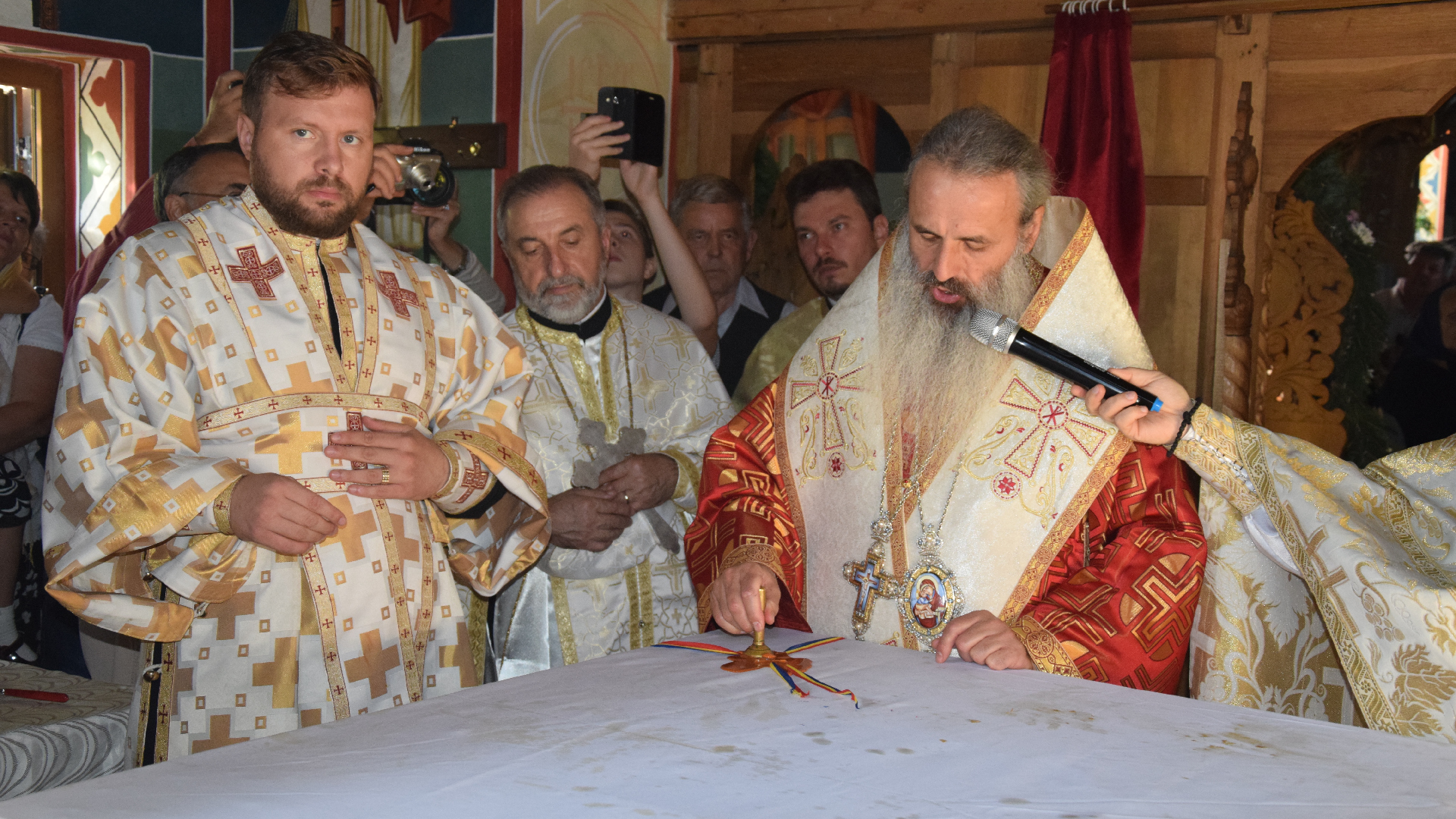 Sfințire de biserică în localitatea Zaboloteni, comuna Trifești