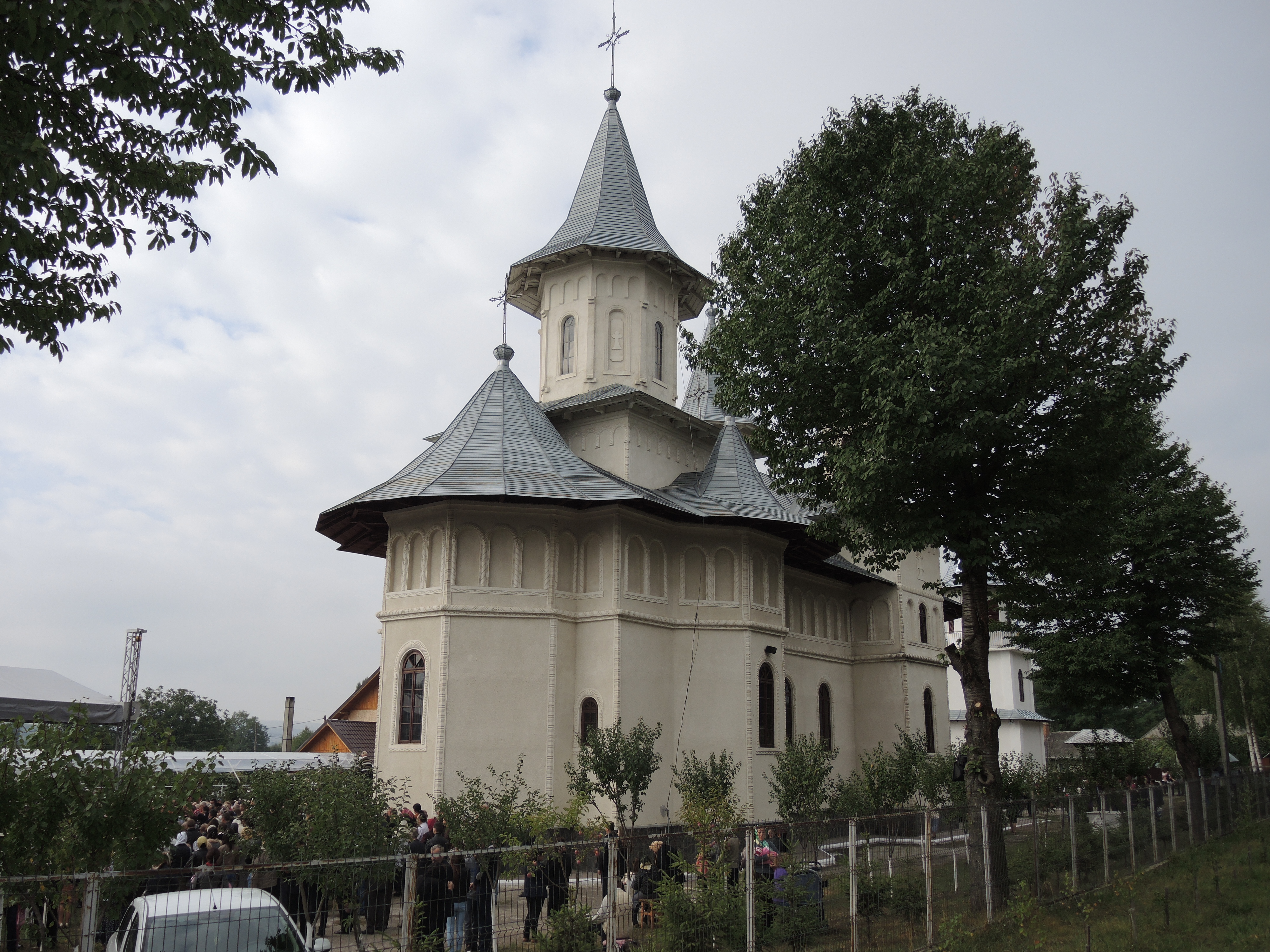 Biserica parohiei Răbâia din Protopopiatul Târgu Neamț, sfințită de Înaltpreasfințitul Teofan