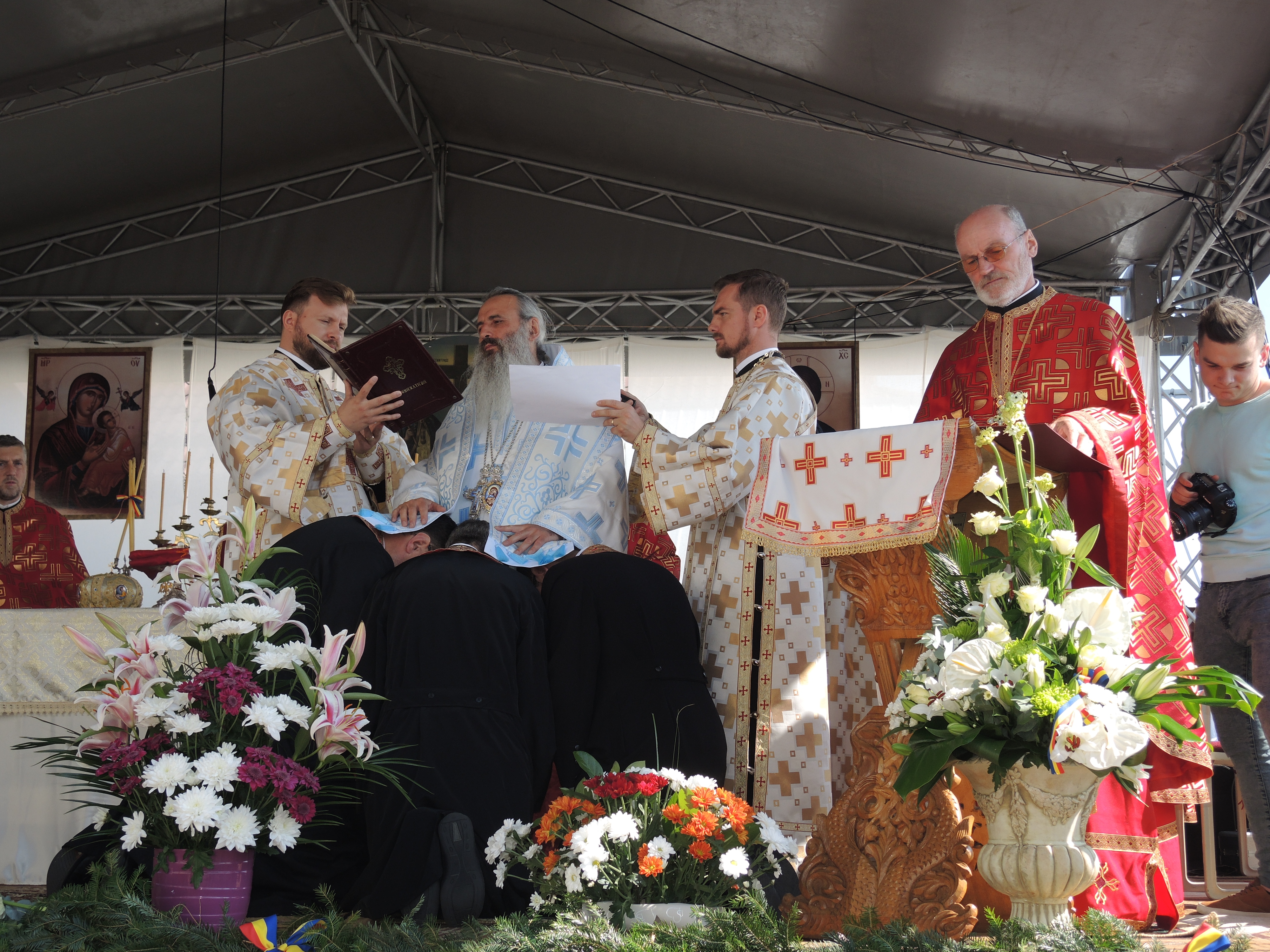 Biserica parohiei Răbâia din Protopopiatul Târgu Neamț, sfințită de Înaltpreasfințitul Teofan