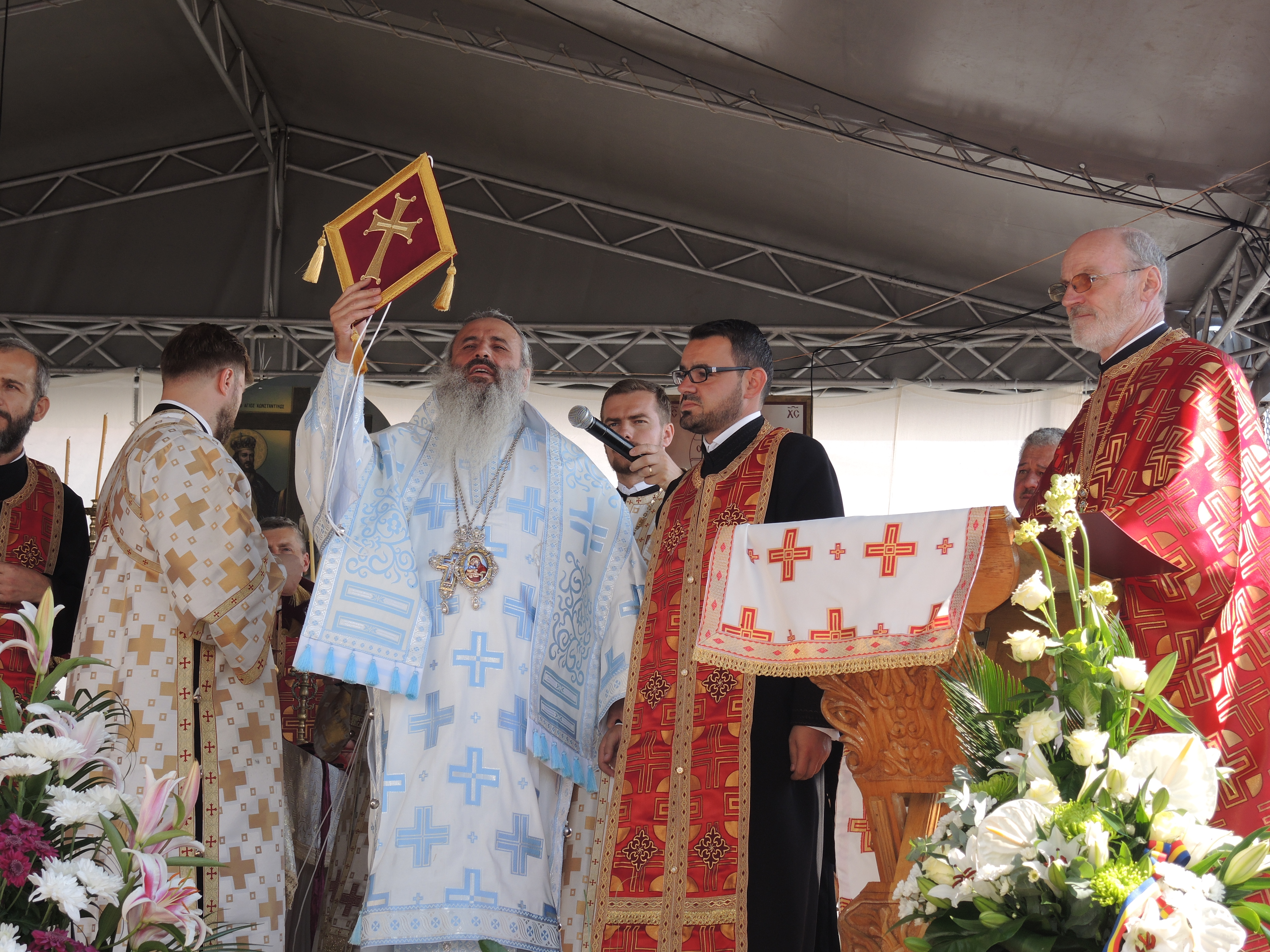 Biserica parohiei Răbâia din Protopopiatul Târgu Neamț, sfințită de Înaltpreasfințitul Teofan