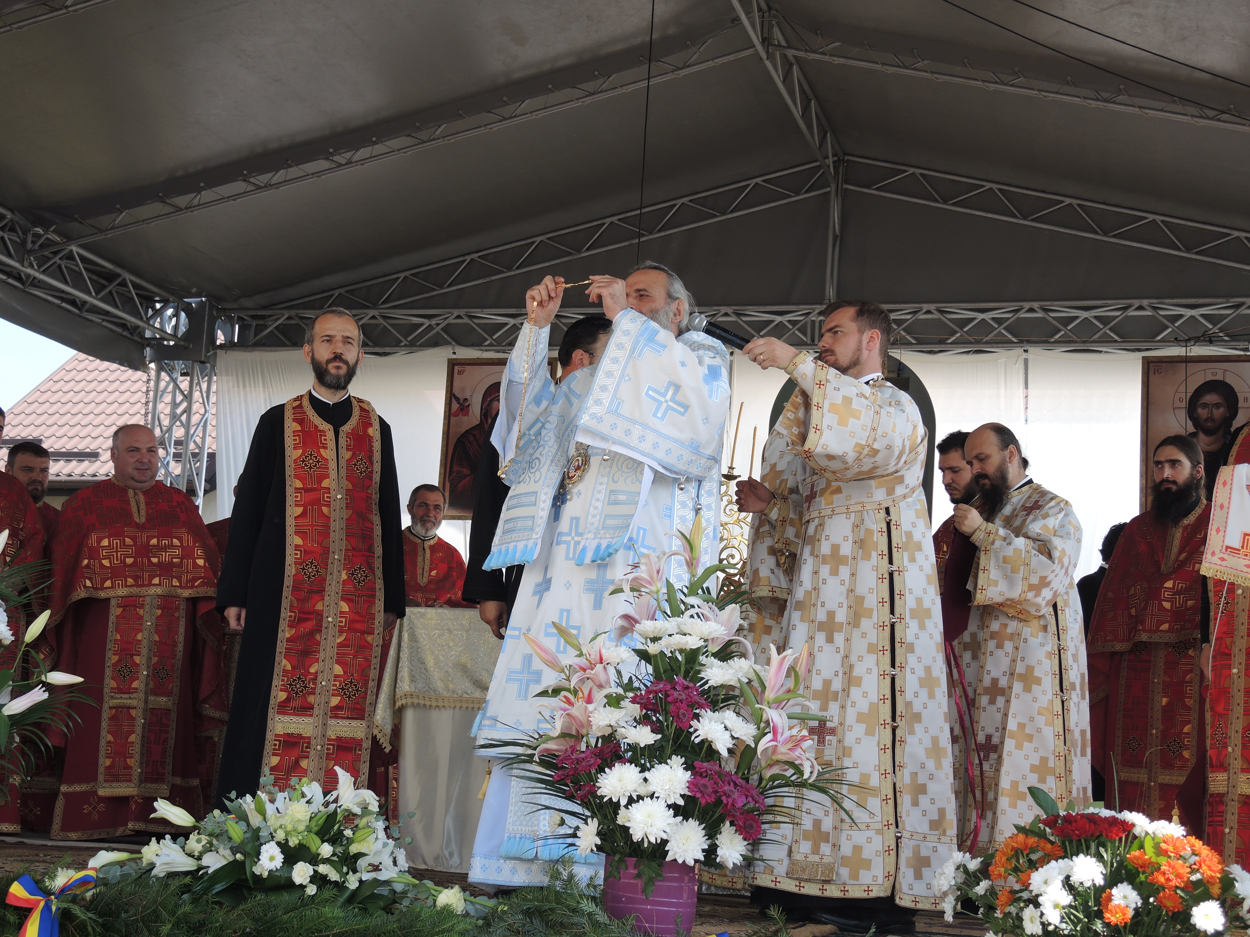 Biserica parohiei Răbâia din Protopopiatul Târgu Neamț, sfințită de Înaltpreasfințitul Teofan