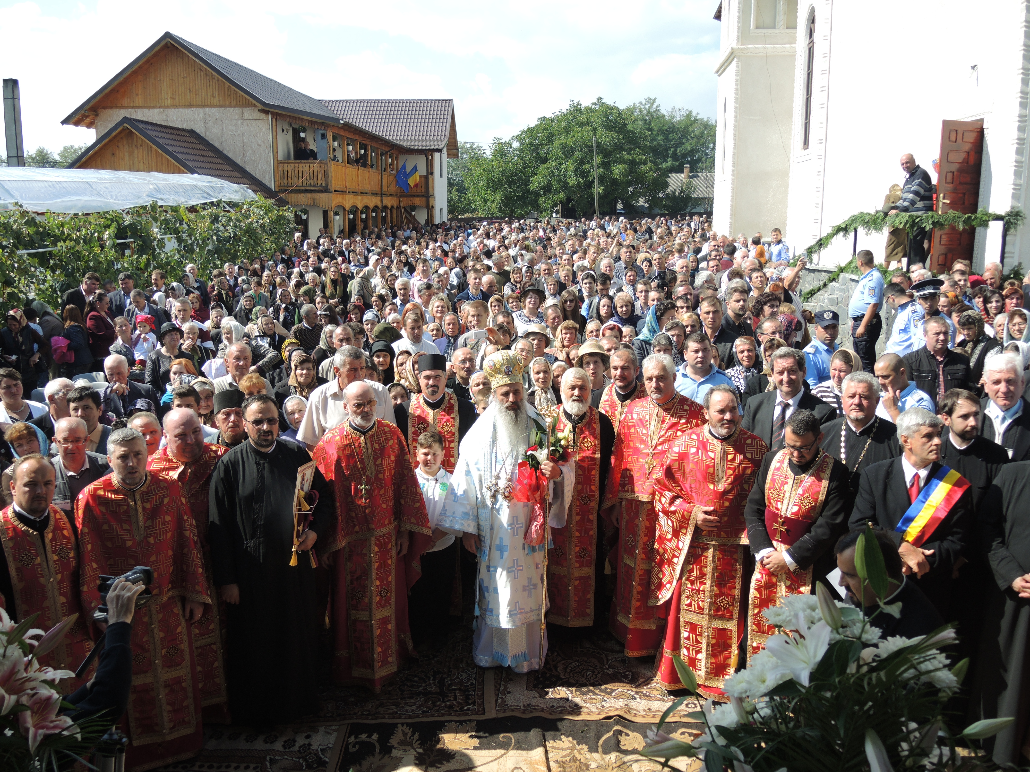 Biserica parohiei Răbâia din Protopopiatul Târgu Neamț, sfințită de Înaltpreasfințitul Teofan