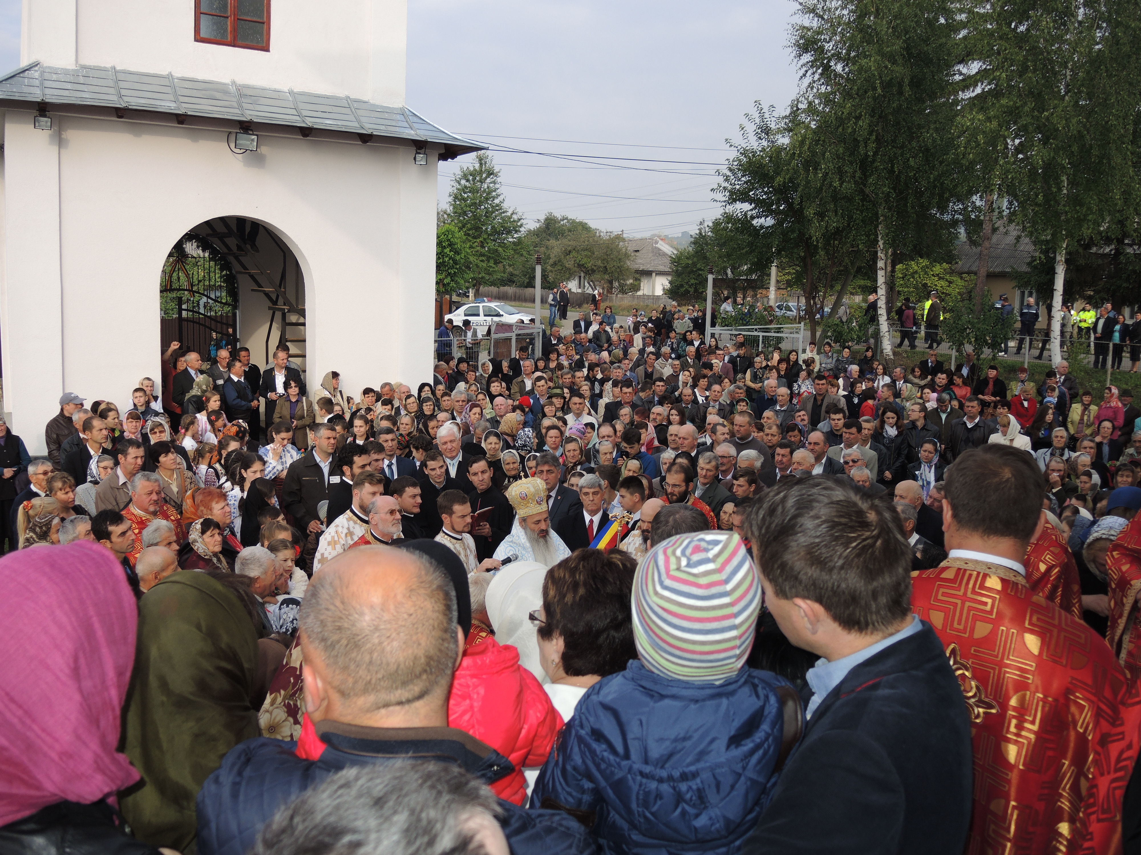 Biserica parohiei Răbâia din Protopopiatul Târgu Neamț, sfințită de Înaltpreasfințitul Teofan