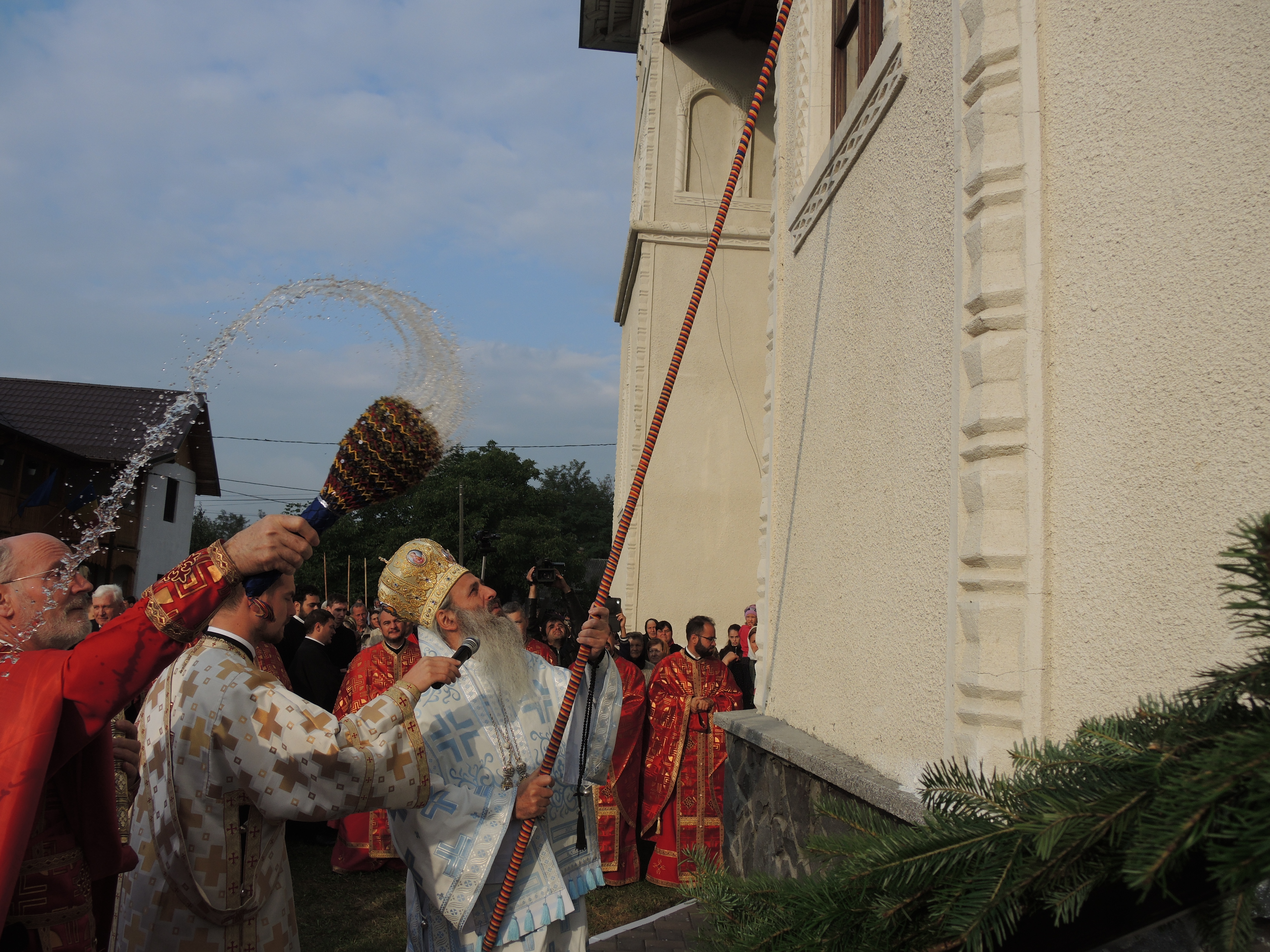 Biserica parohiei Răbâia din Protopopiatul Târgu Neamț, sfințită de Înaltpreasfințitul Teofan