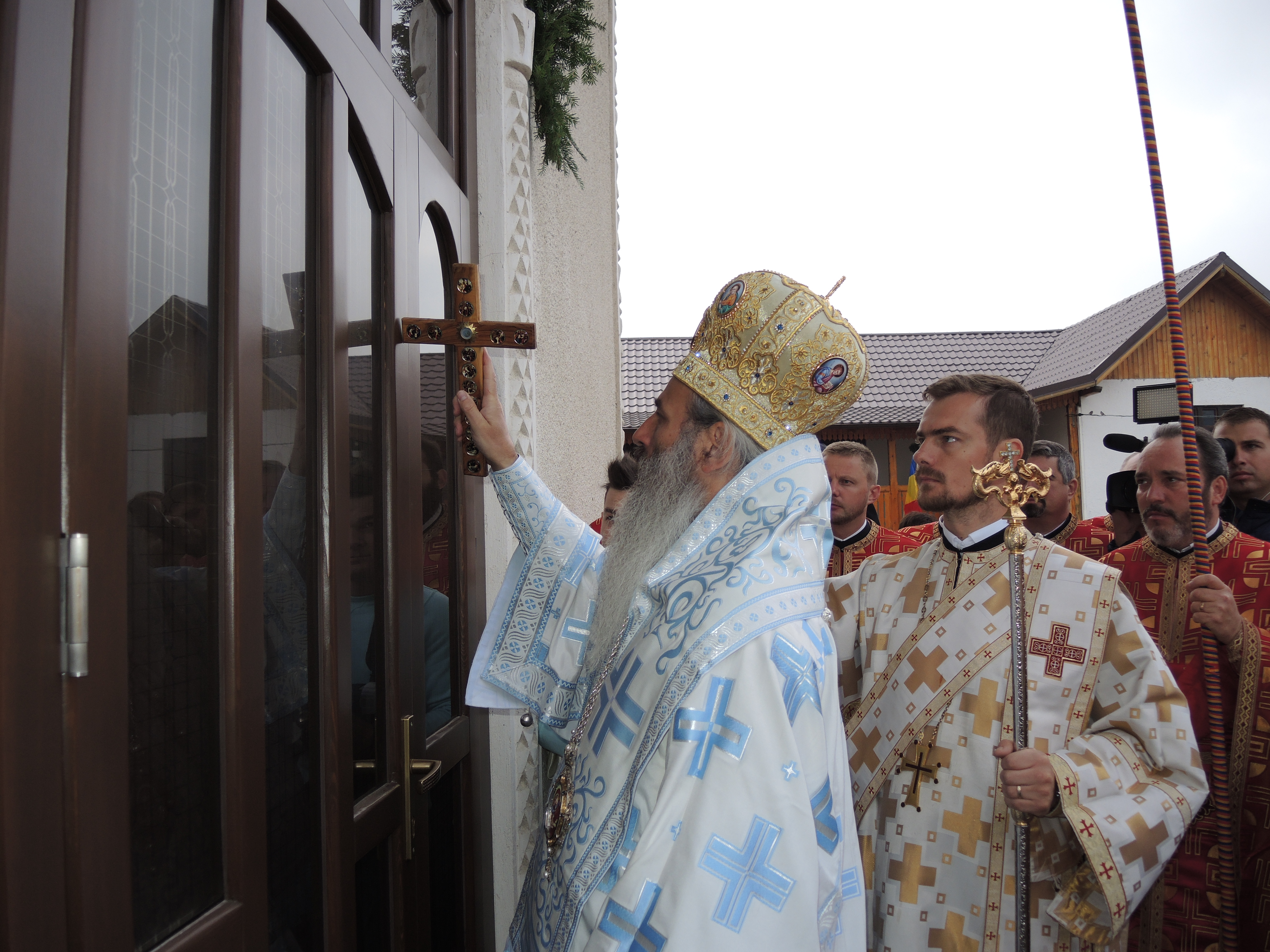 Biserica parohiei Răbâia din Protopopiatul Târgu Neamț, sfințită de Înaltpreasfințitul Teofan