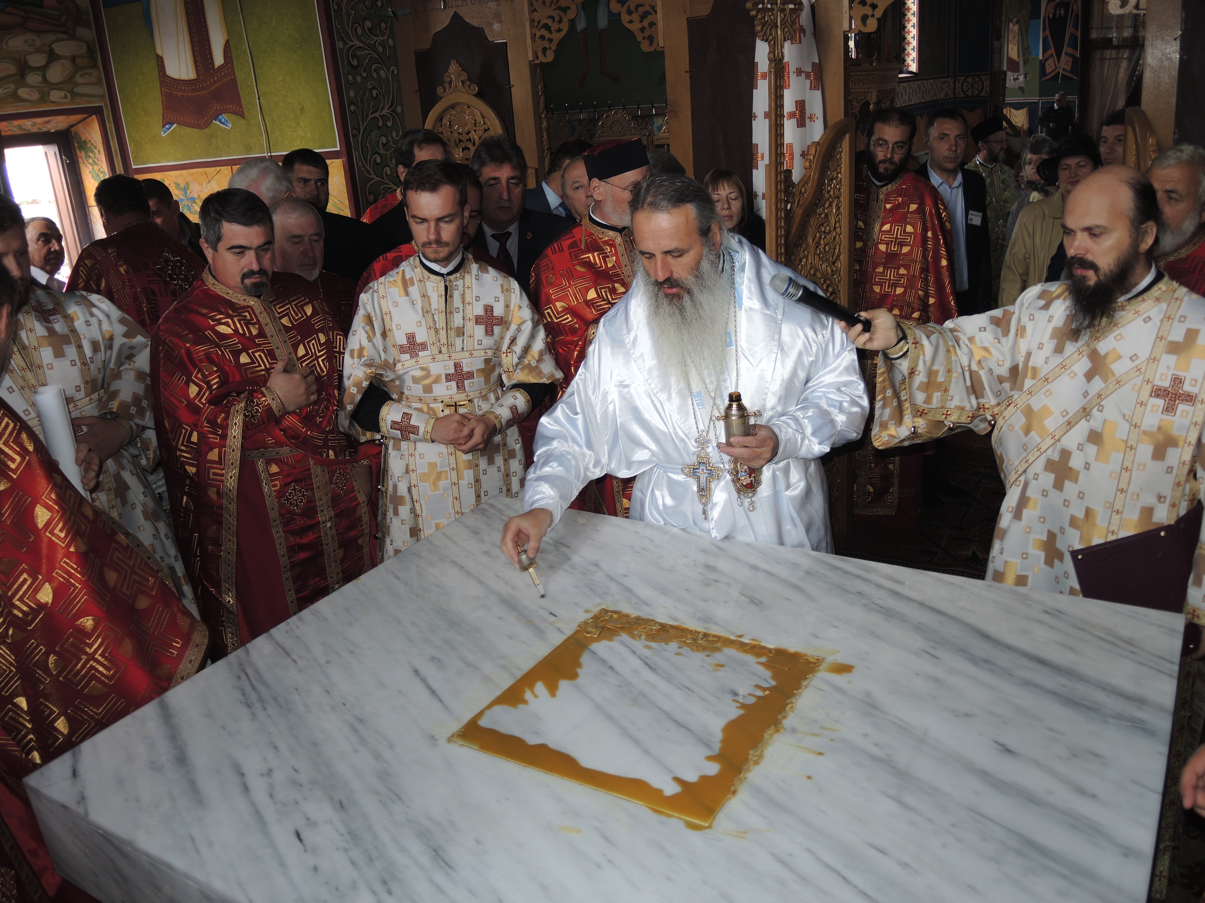 Biserica parohiei Răbâia din Protopopiatul Târgu Neamț, sfințită de Înaltpreasfințitul Teofan