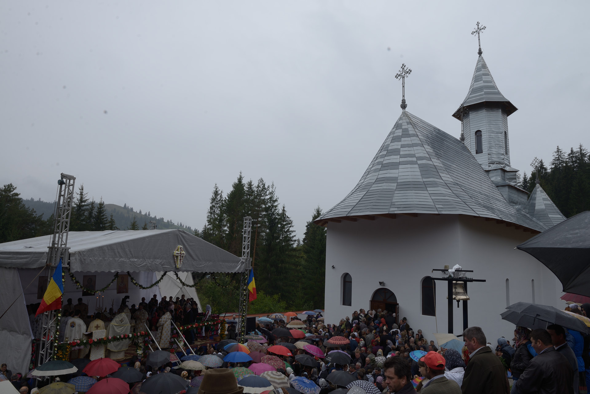Foto: Oana Nechifor Biserica „Sfântul Ierarh Nicolae” din Chirițeni a fost sfințită