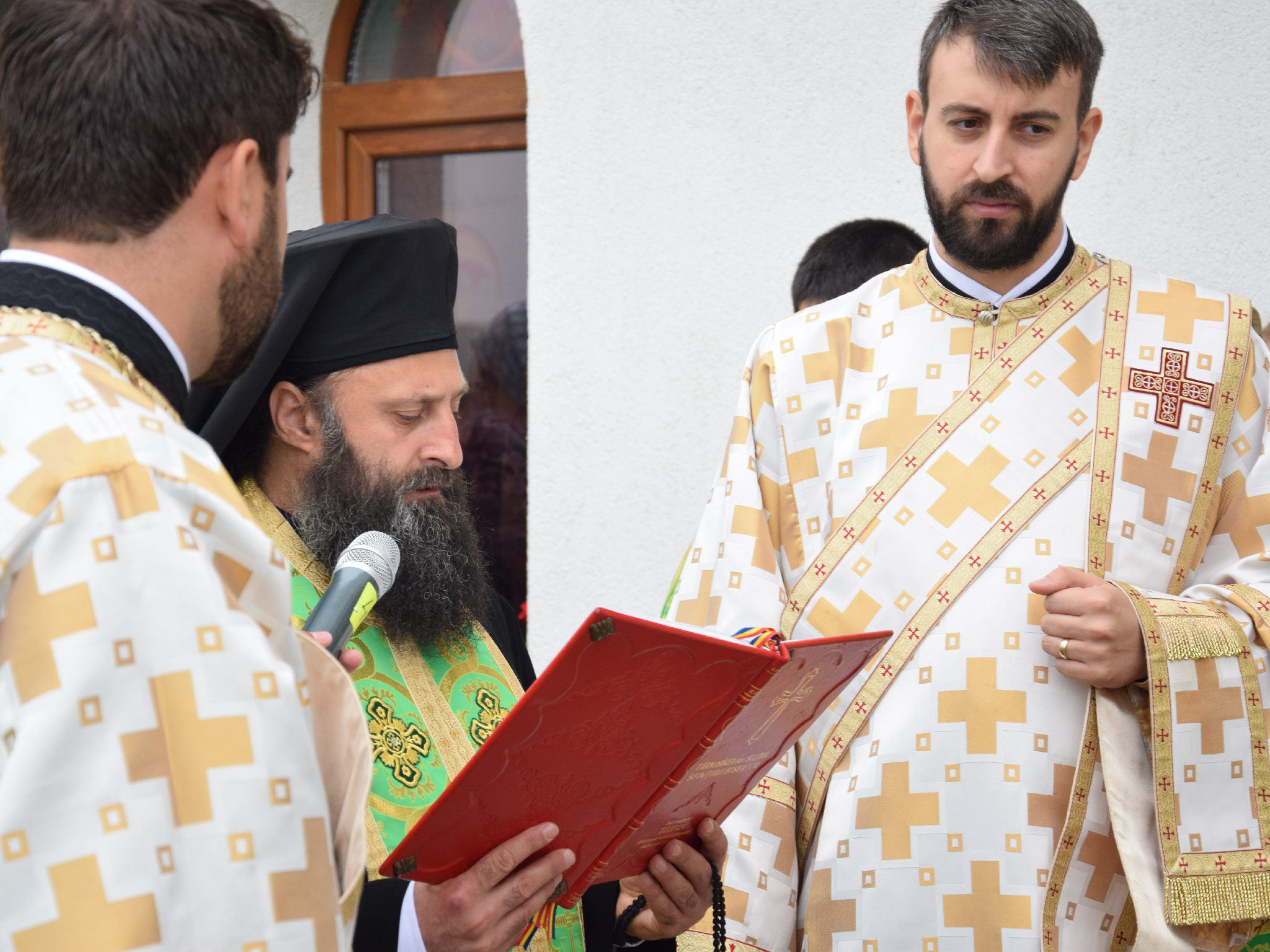 Slujbă arhierească de sfințire la schitul păstorit de doi frați gemeni