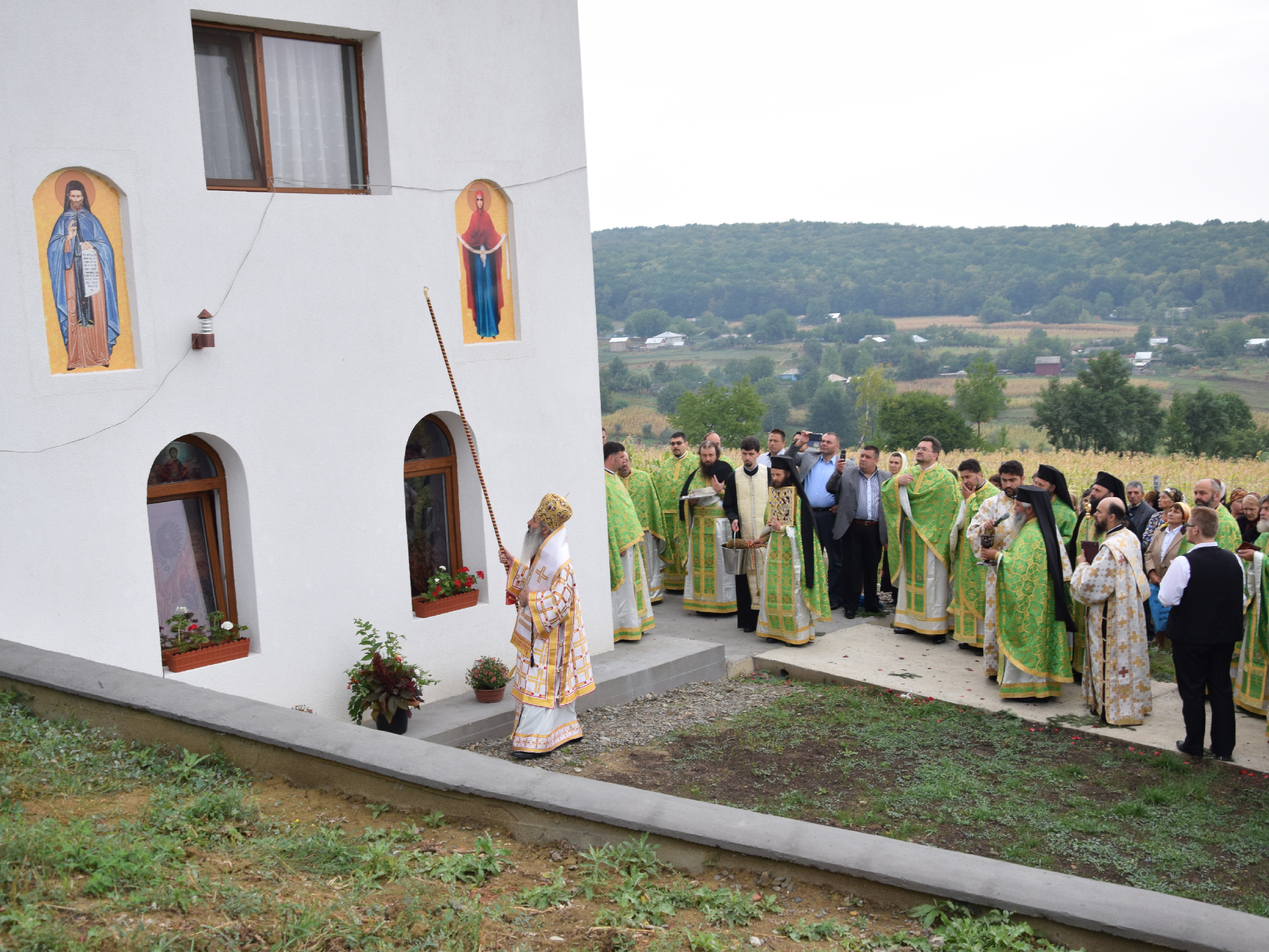 Slujbă arhierească de sfințire la schitul păstorit de doi frați gemeni