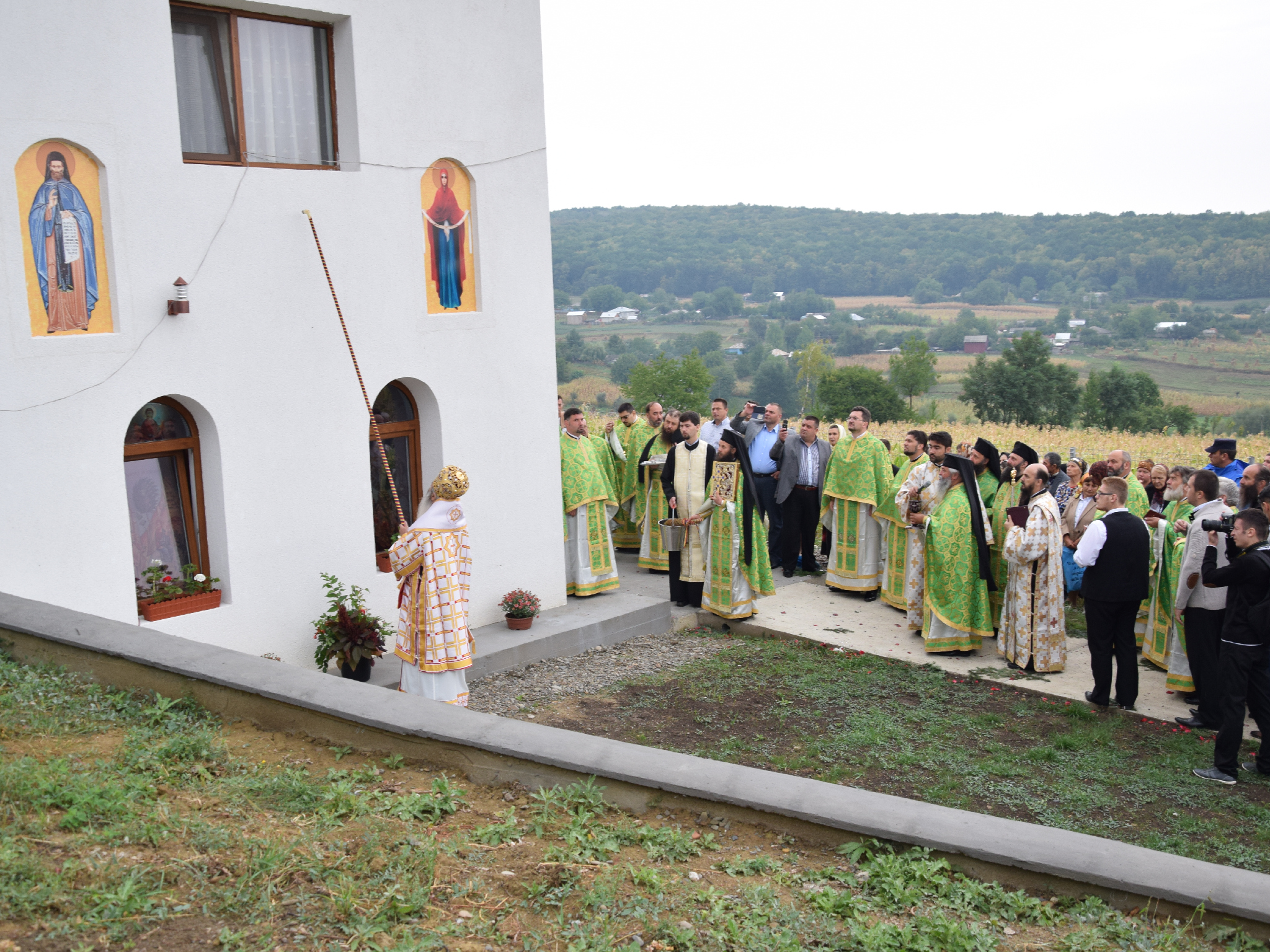 Slujbă arhierească de sfințire la schitul păstorit de doi frați gemeni