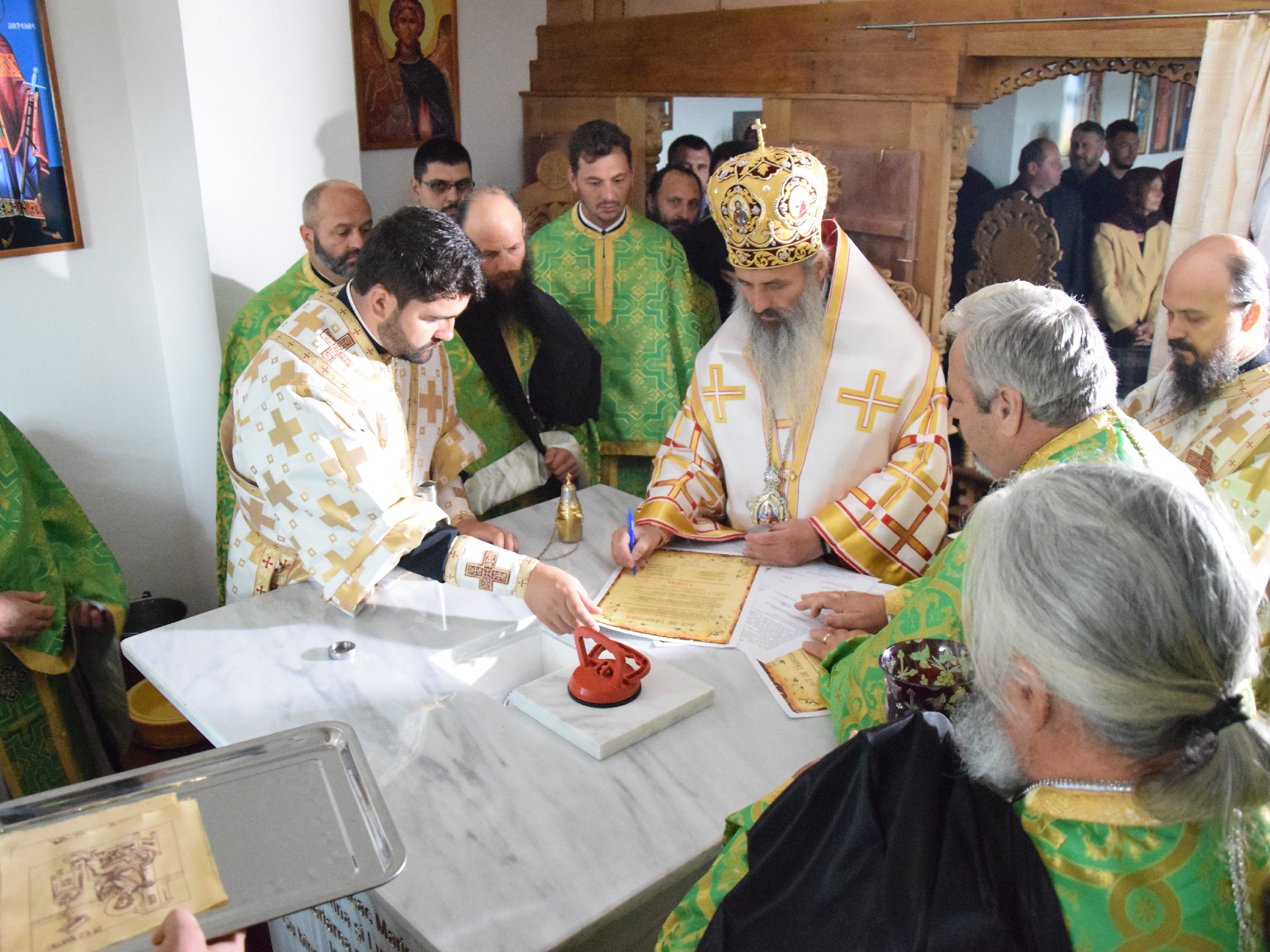 Slujbă arhierească de sfințire la schitul păstorit de doi frați gemeni