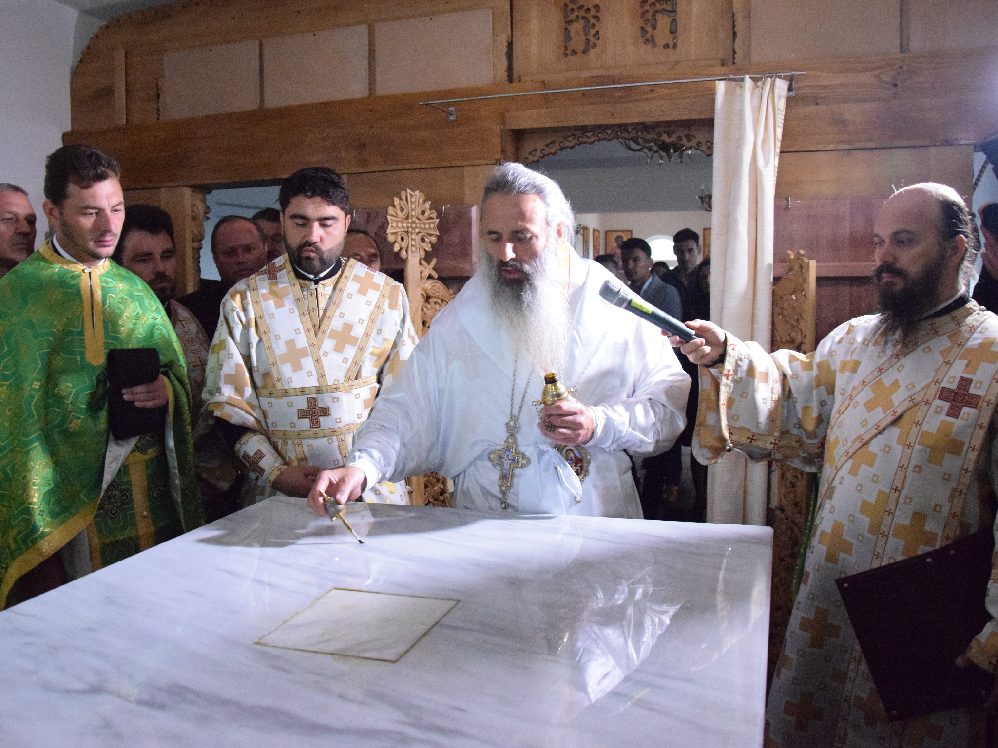 Slujbă arhierească de sfințire la schitul păstorit de doi frați gemeni