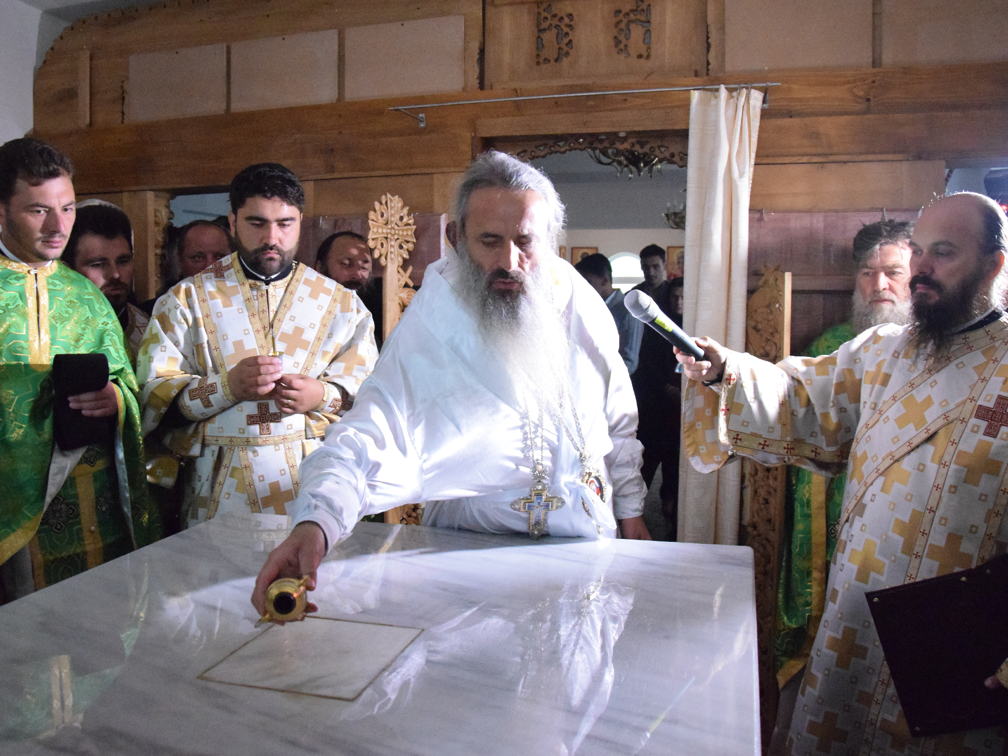 Slujbă arhierească de sfințire la schitul păstorit de doi frați gemeni