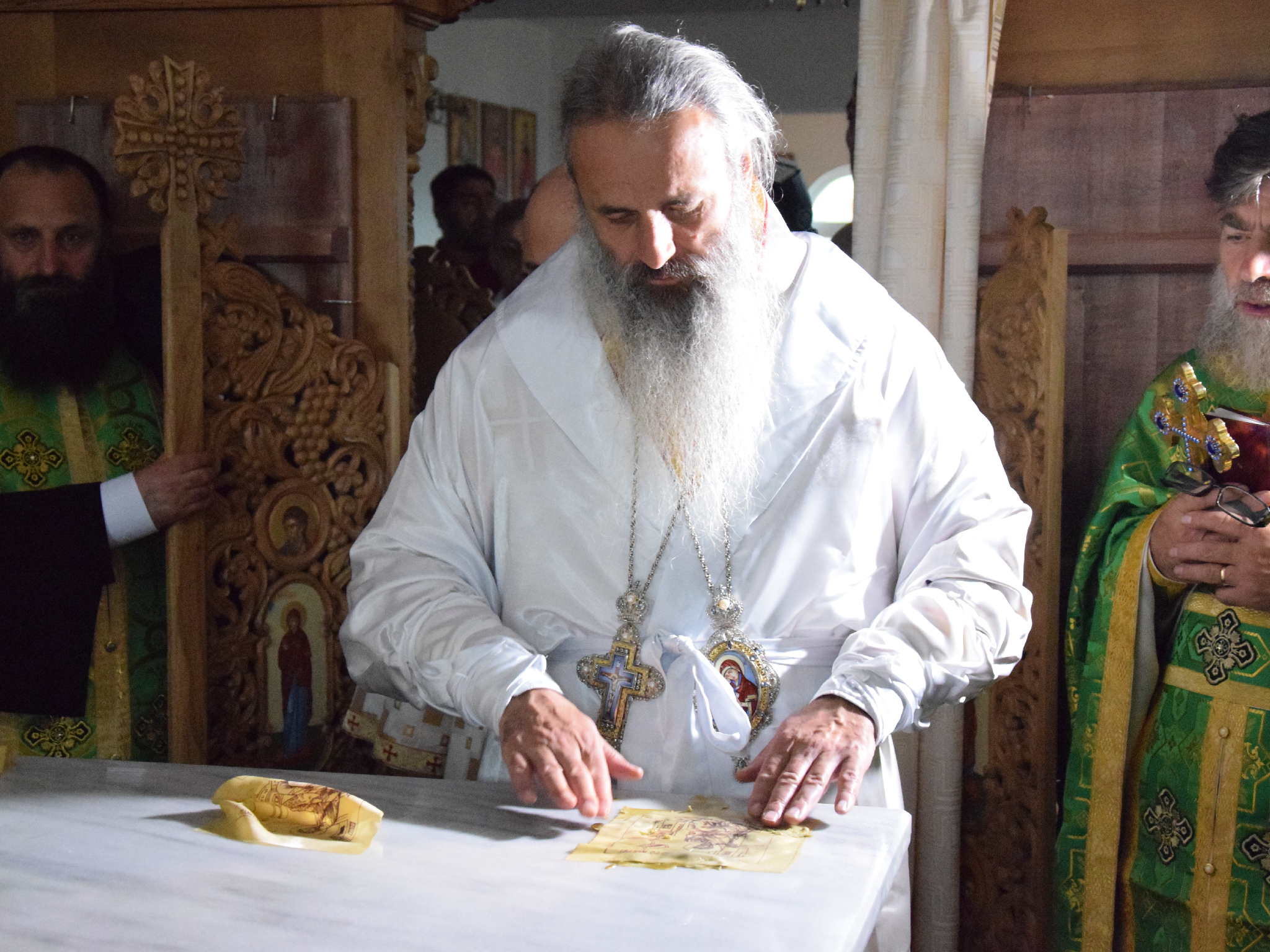 Slujbă arhierească de sfințire la schitul păstorit de doi frați gemeni