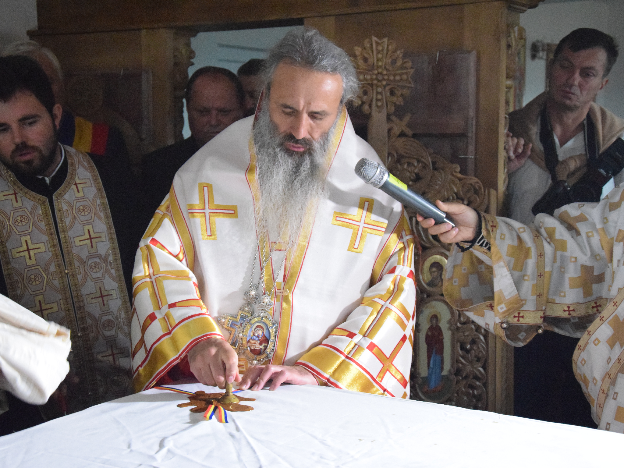 Slujbă arhierească de sfințire la schitul păstorit de doi frați gemeni