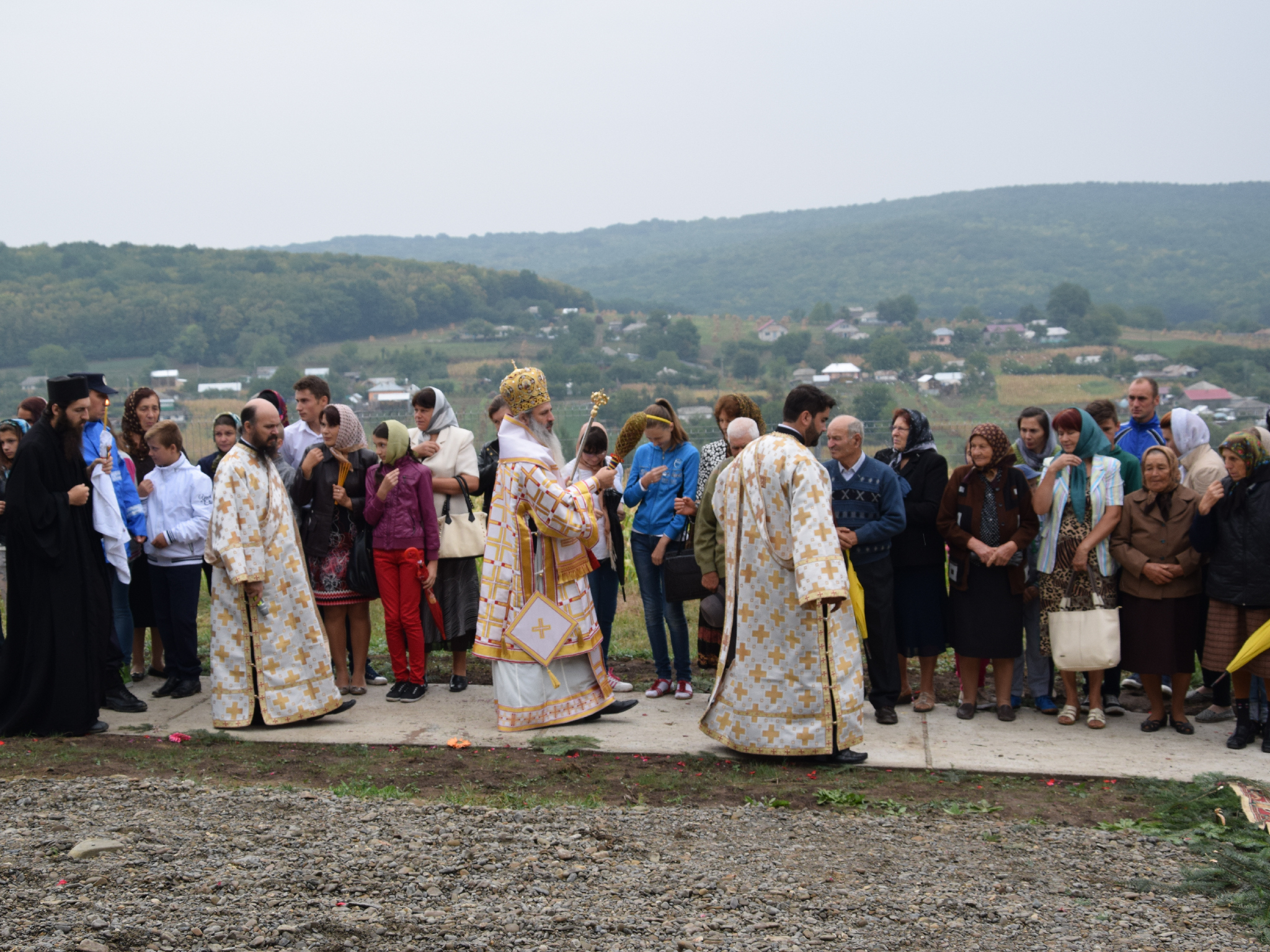 Slujbă arhierească de sfințire la schitul păstorit de doi frați gemeni
