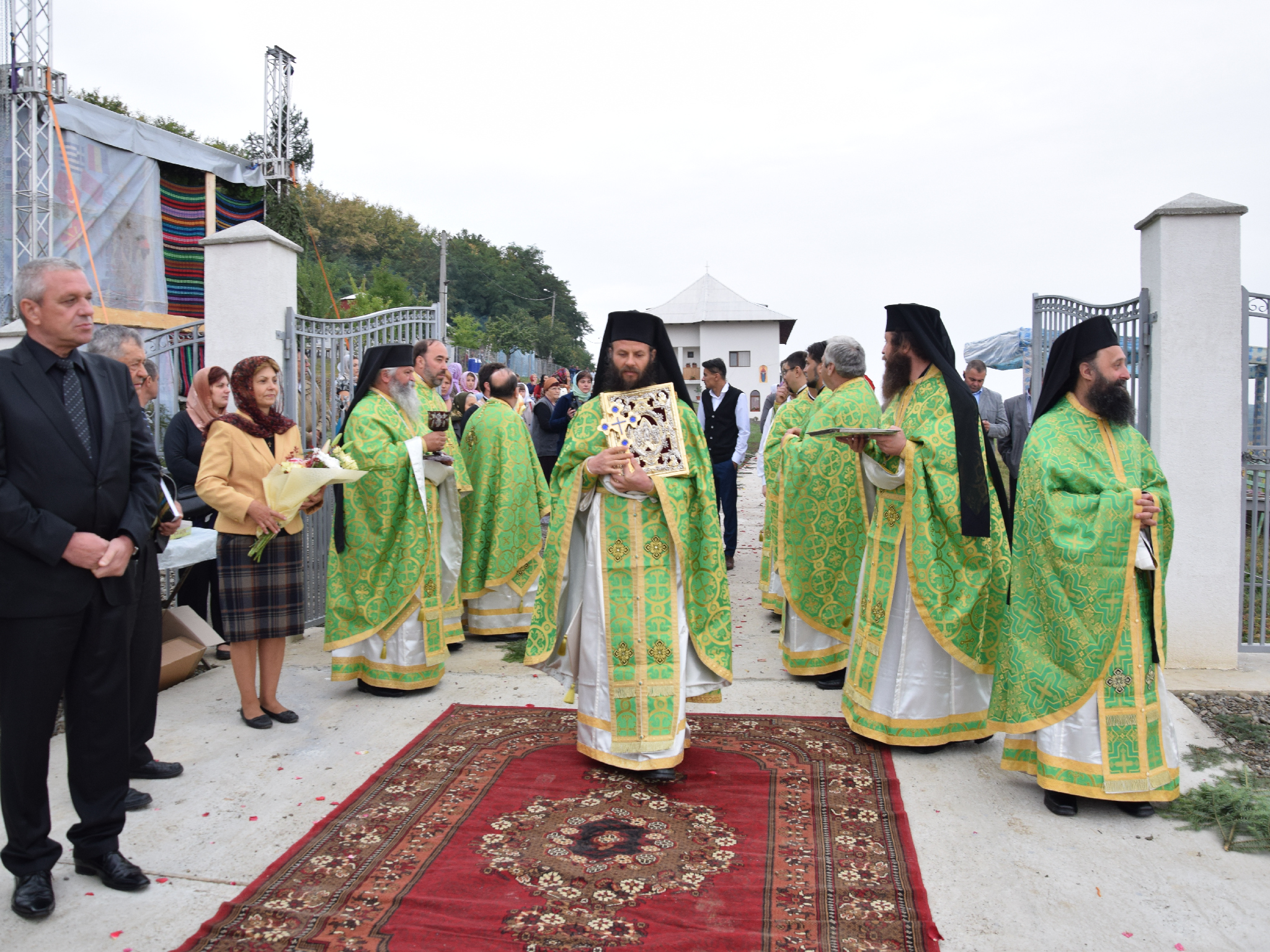 Slujbă arhierească de sfințire la schitul păstorit de doi frați gemeni