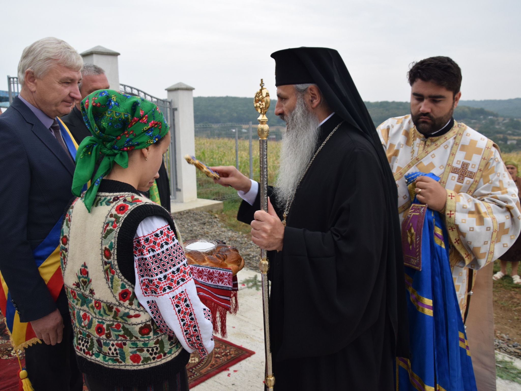 Slujbă arhierească de sfințire la schitul păstorit de doi frați gemeni