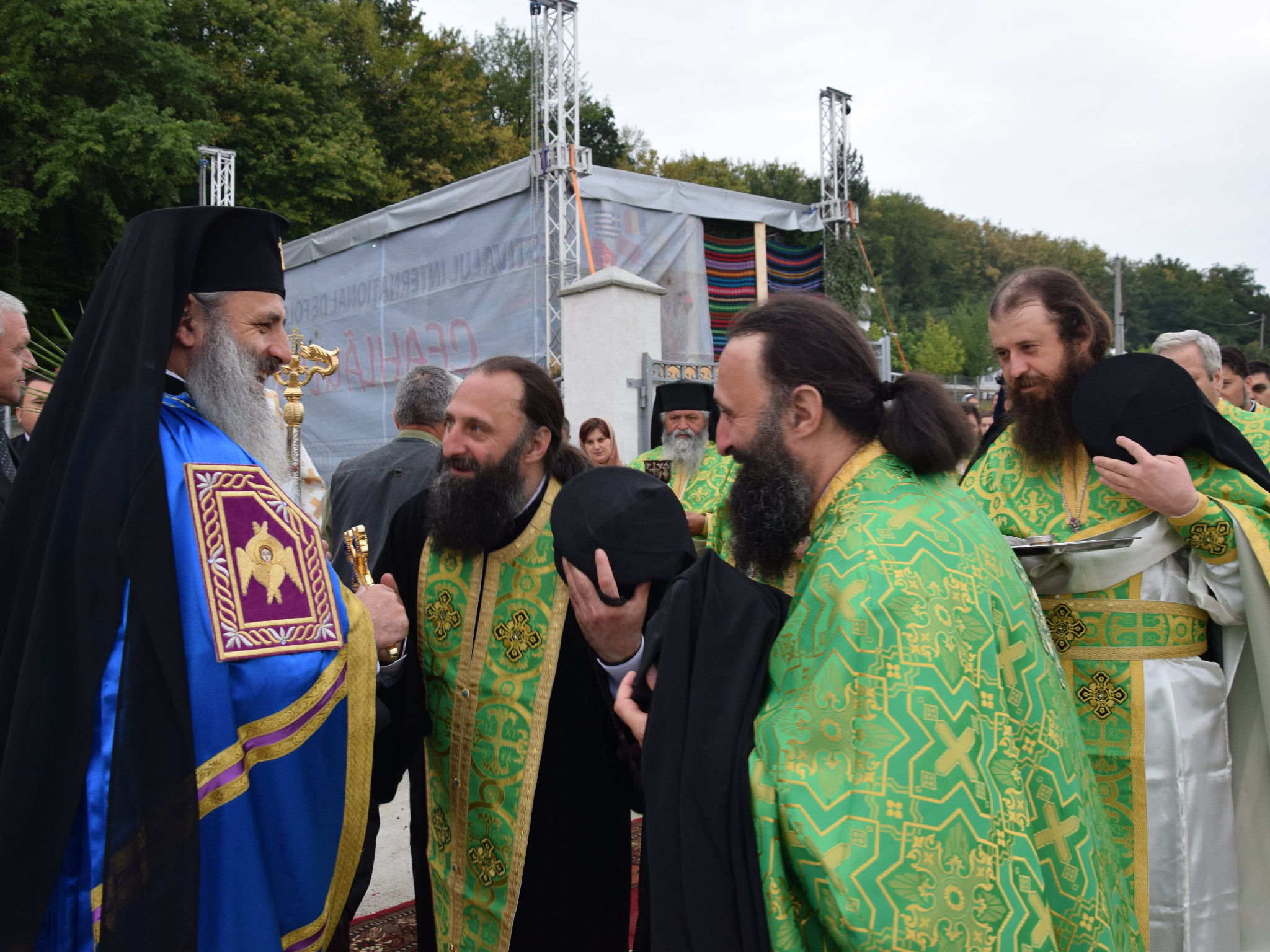 Slujbă arhierească de sfințire la schitul păstorit de doi frați gemeni