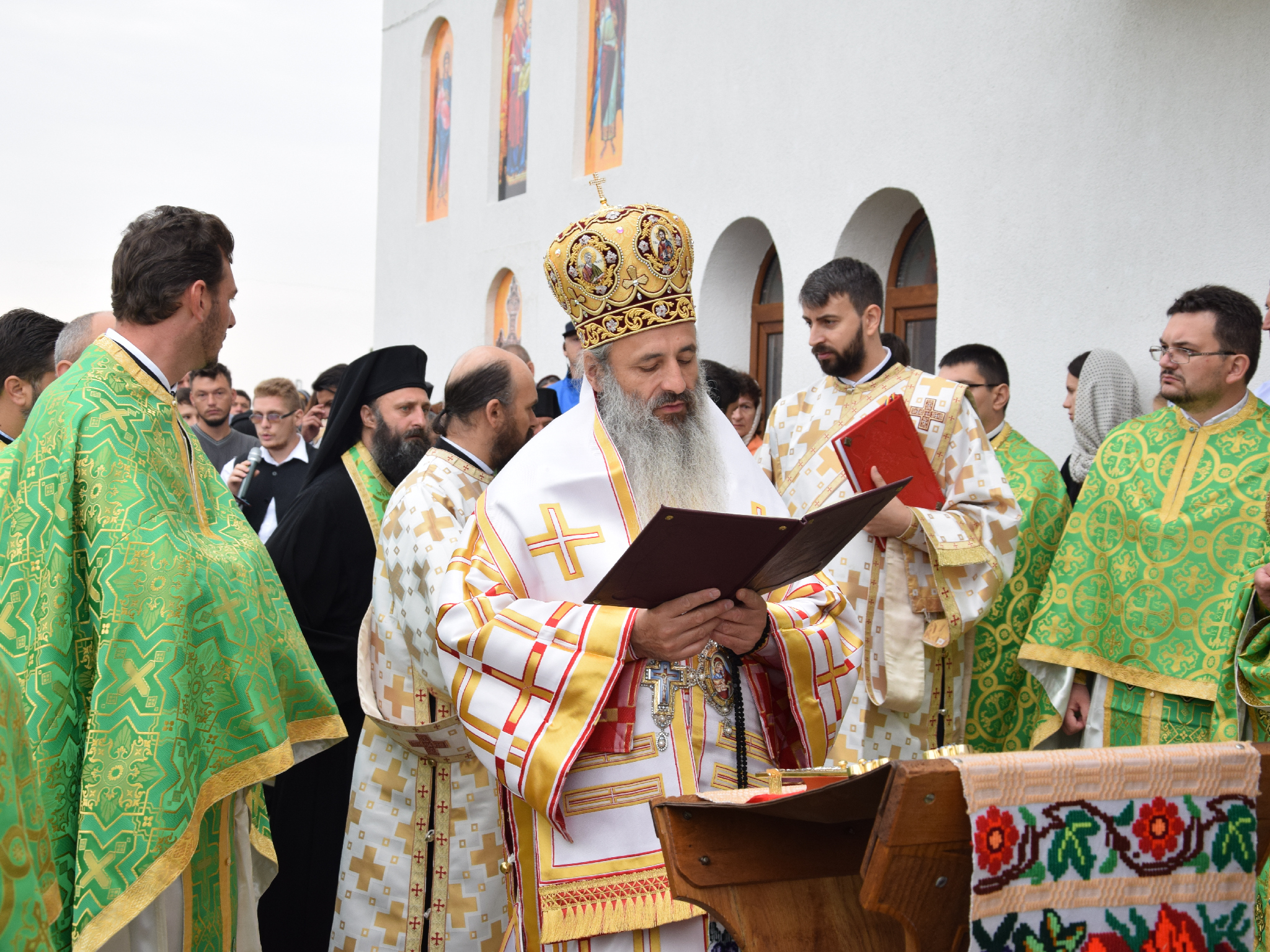 Slujbă arhierească de sfințire la schitul păstorit de doi frați gemeni