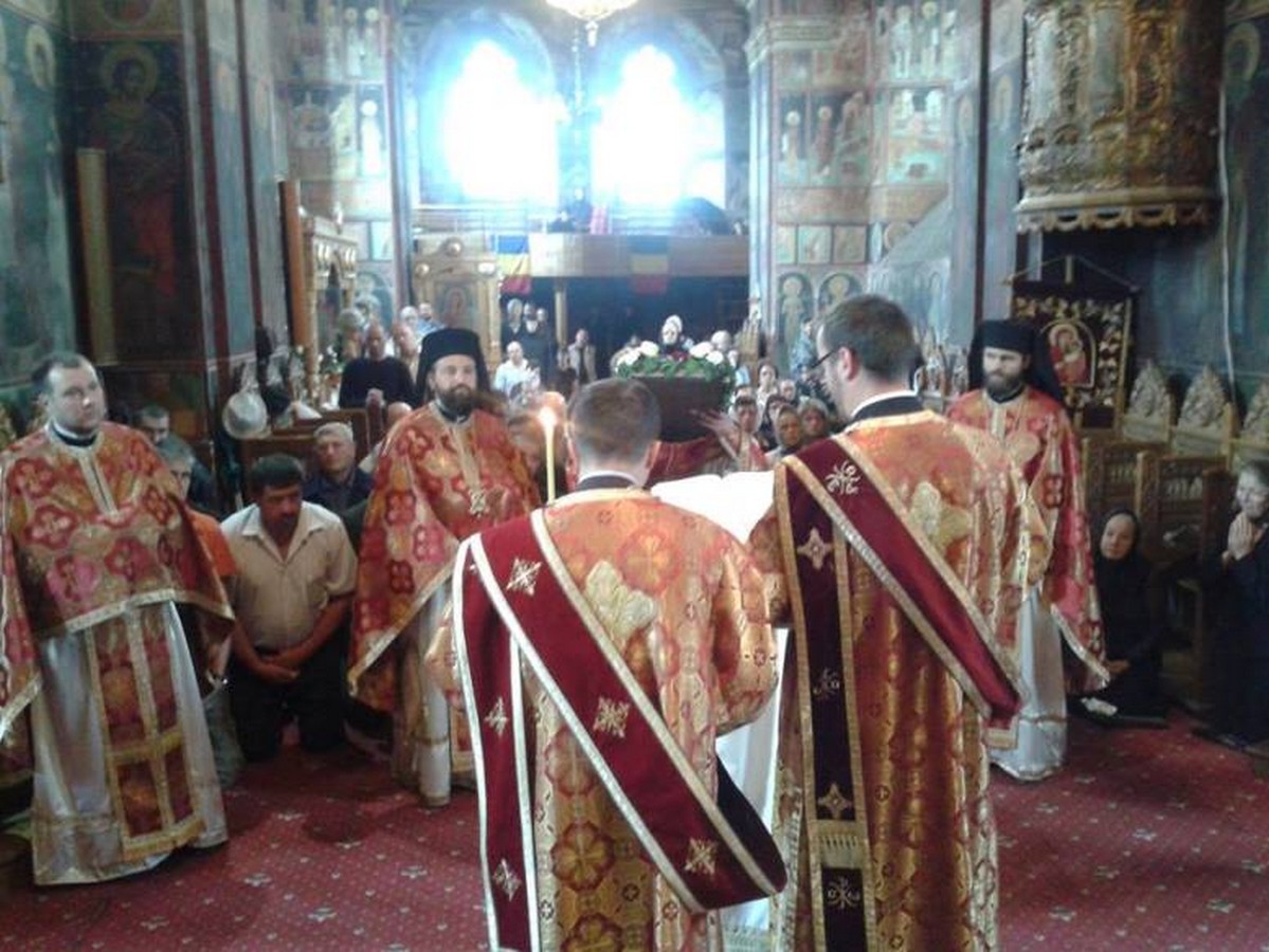 Înălțarea Sfintei Cruci, la Catedrala Arhiepiscopală din Roman Înălțarea Sfintei Cruci, la Catedrala Arhiepiscopală din Roman